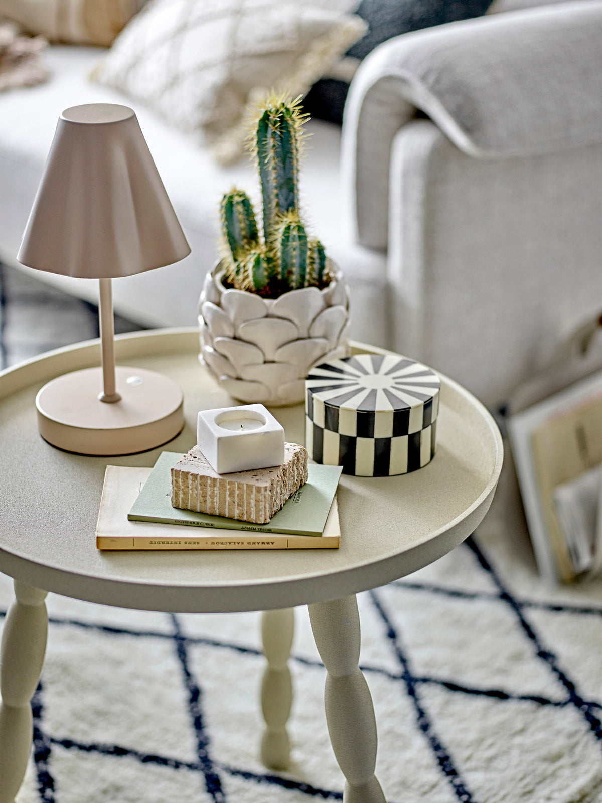 Tischleuchte Lianna von Bloomingville aus Eisen in Beige mit mattem Finish, gewelltem Lampenschirm und Touch-Schalter am Sockel