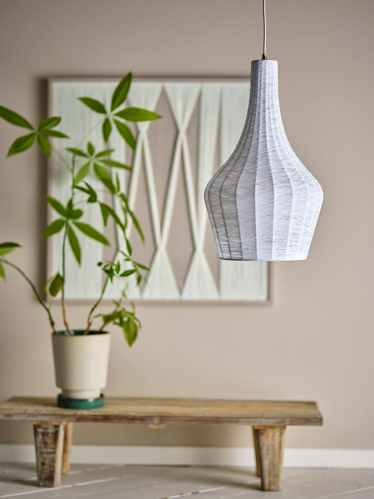 Pendelleuchte Thuja von Bloomingville in Weiss, runder Schirm aus Polyester mit Eisenhalterung, Durchmesser 32 cm, Höhe 54.5 cm