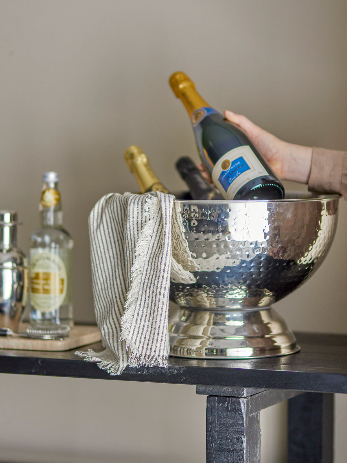 Kaluka Champagnerschale, Silber, Edelstahl in Silber präsentiert im Onlineshop von KAQTU Design AG. Weinzubehör ist von Bloomingville