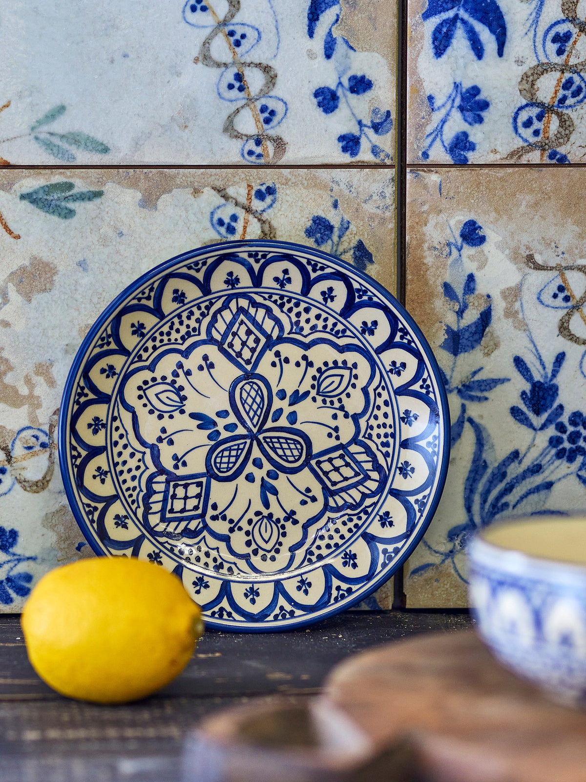 Karlie Teller, Blue, Steingut in Blau präsentiert im Onlineshop von KAQTU Design AG. Teller ist von Creative Collection