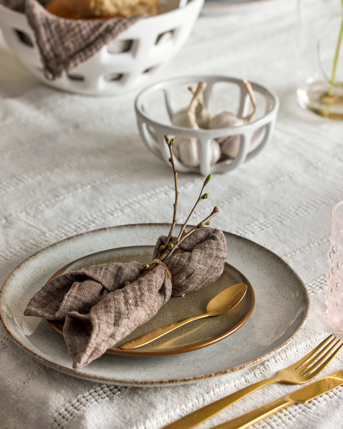 Sandrine Geschirrset von Bloomingville in Beige, 12-teiliges Set aus Steingut mit reaktiver Glasur und dunkelbraunem Rand, runde Form.