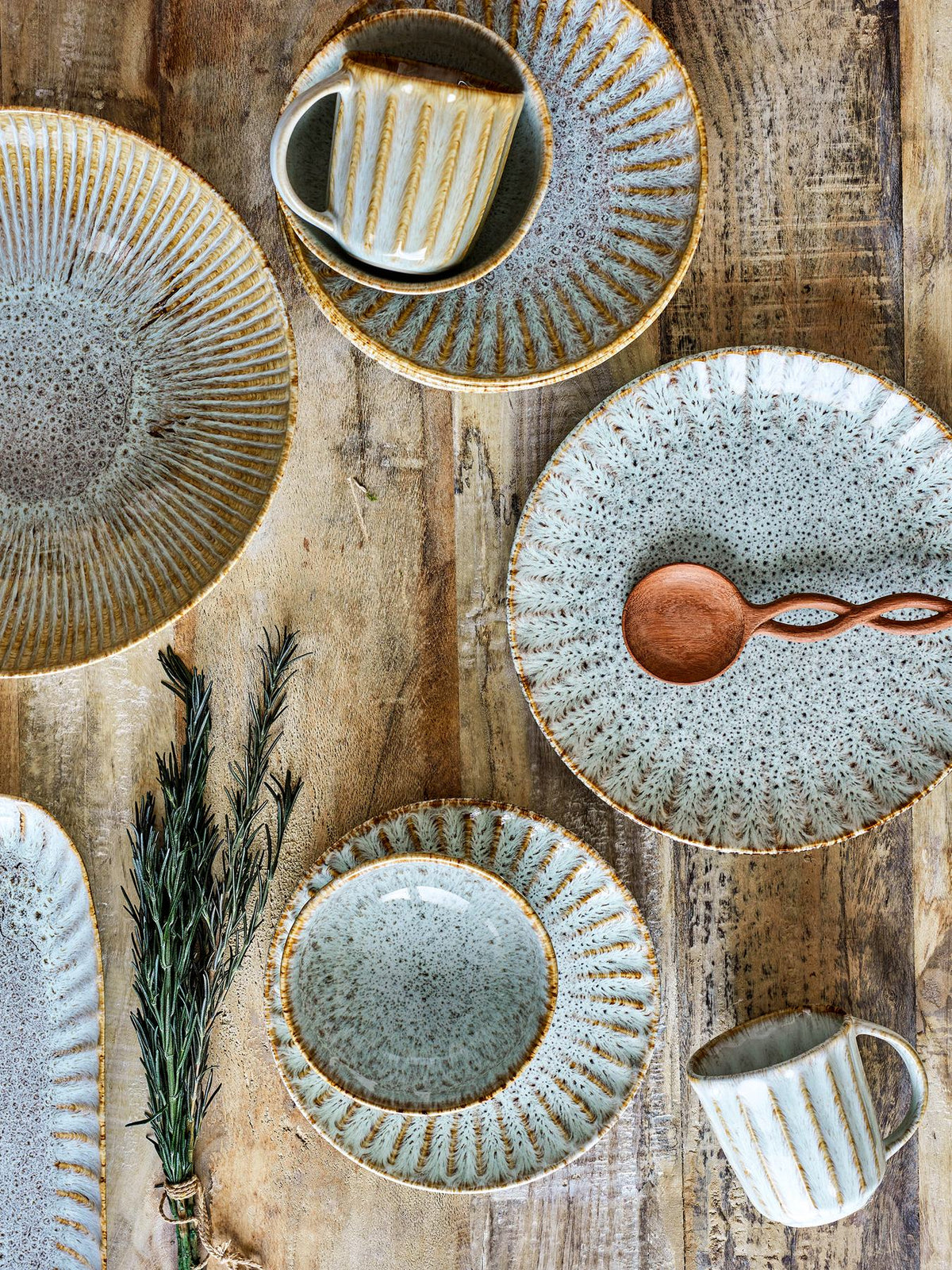 Beiger Teller Fleur von Creative Collection aus Steingut, runde Form, glasierte Oberfläche