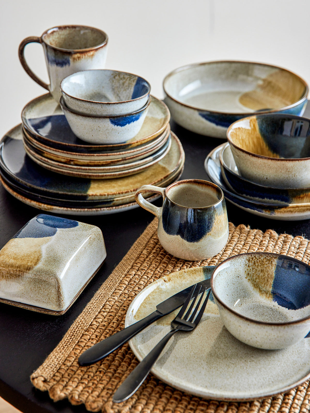 Graue Jules Tasse aus Steingut mit mehrfarbiger Glasur in warmen Tönen