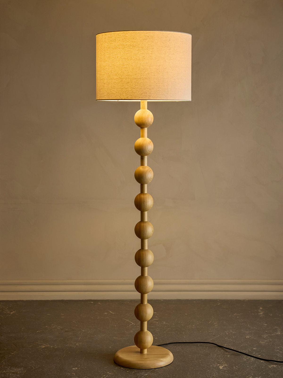 Giacoma Stehlampe, Natur, Gummibaumholz in Natur präsentiert im Onlineshop von KAQTU Design AG. Stehleuchte ist von Bloomingville
