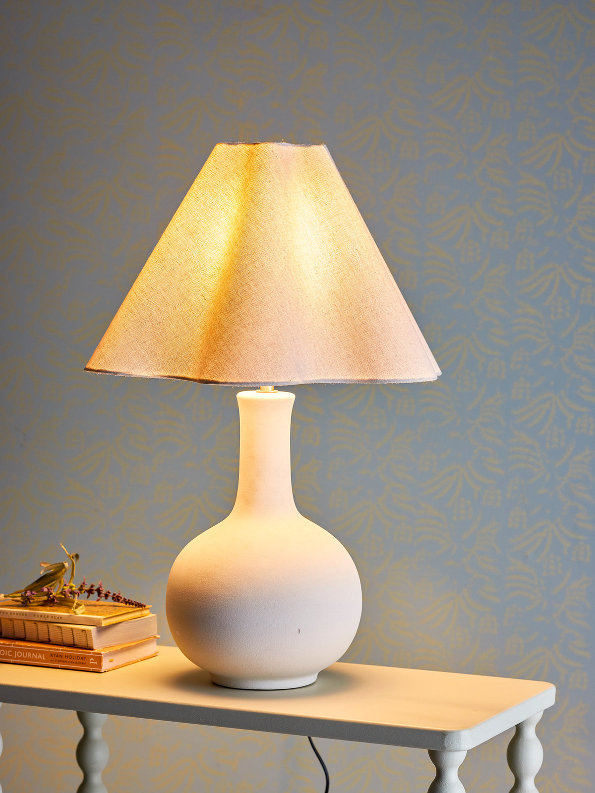 Heide Tischlampe, Weiss, Steingut in Weiss präsentiert im Onlineshop von KAQTU Design AG. Tischleuchte ist von Bloomingville