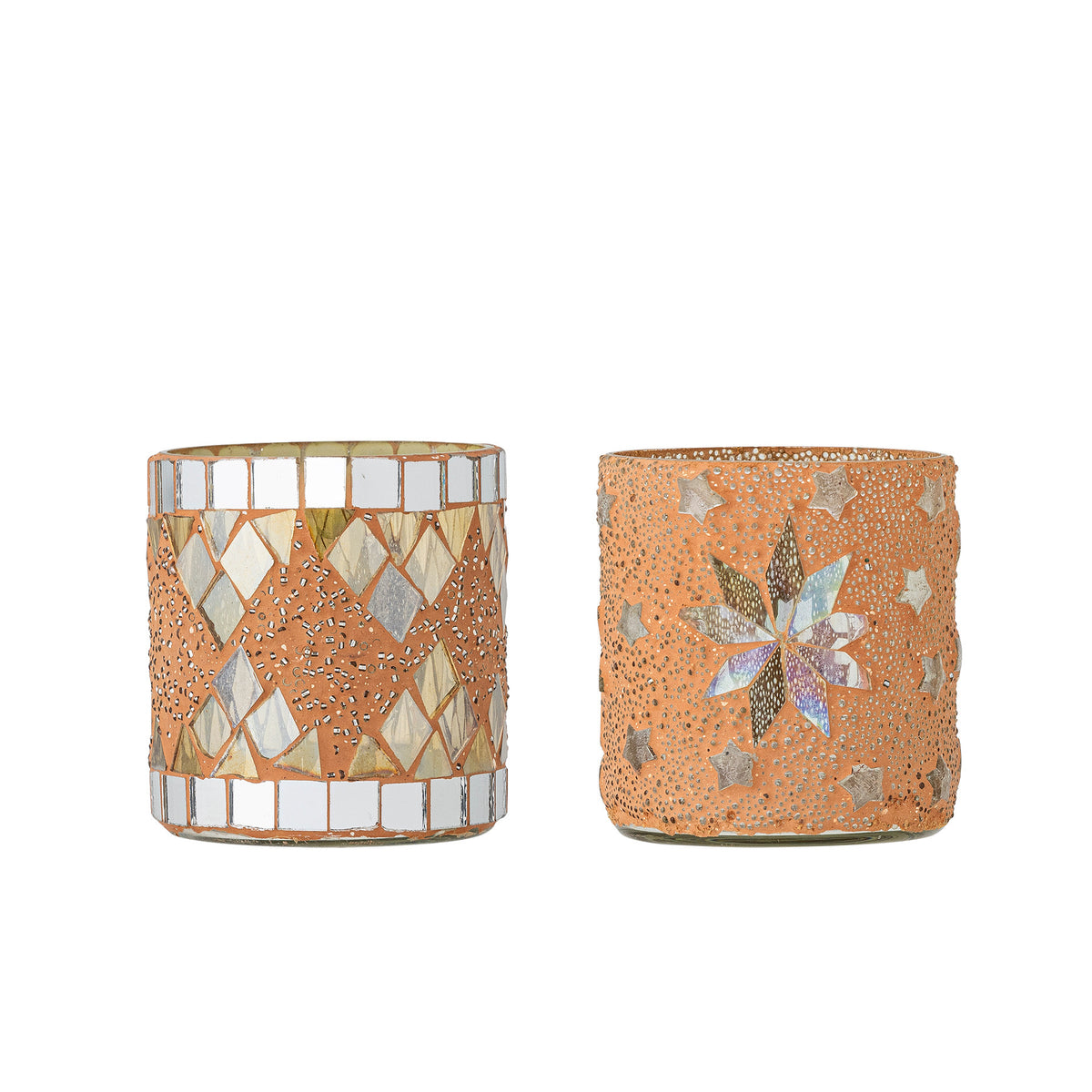 Zwei beige Teelichthalter aus Glas mit Mosaik-Oberfläche von Bloomingville, rund geformt, Durchmesser und Höhe je 7.5 cm, im Boho-Stil arrangiert.