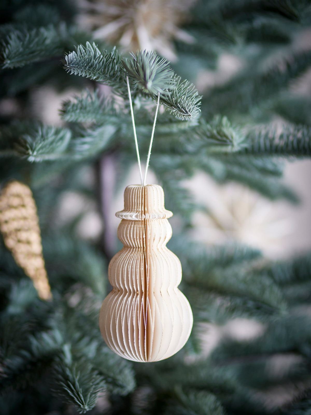 Felip Ornament, Weiss, Papier in Weiss präsentiert im Onlineshop von KAQTU Design AG. Ornament ist von Bloomingville