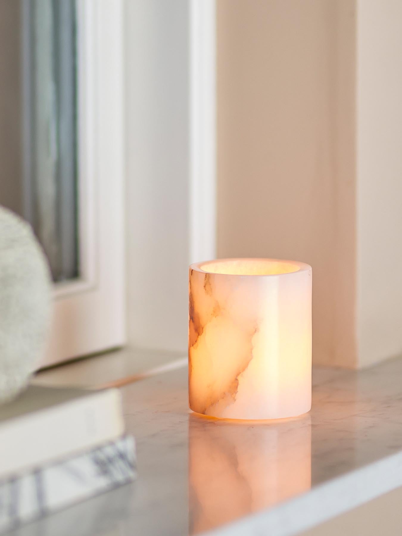 Verleihen Sie Ihrem Zuhause mit dem Annebel Teelichthalter aus hochwertigem Alabaster von Bloomingville eine warme, elegante Atmosphäre.