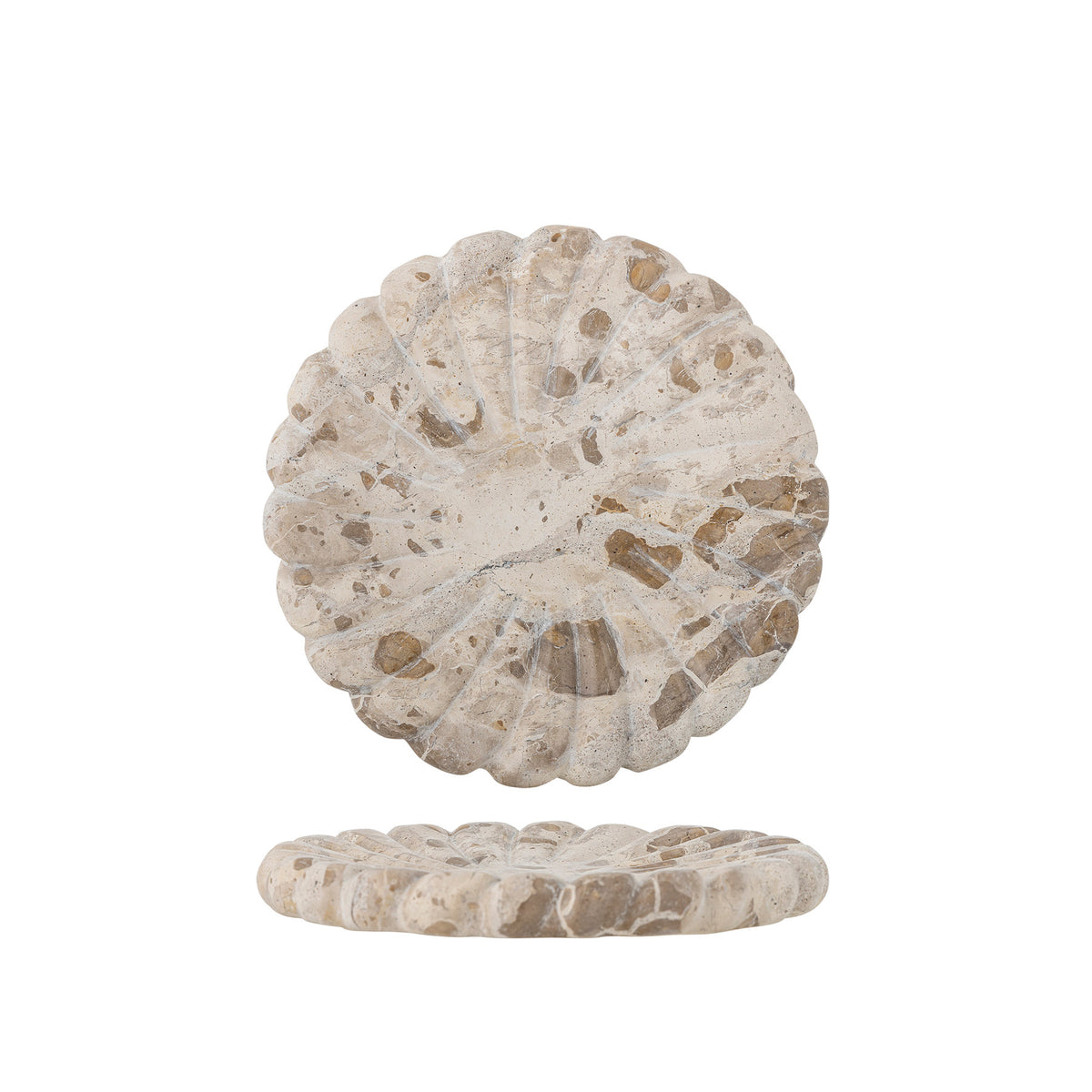 Rundes Tablett aus beigem Marmor mit geschnitzten Details, Tortenplatte Marlie von Bloomingville, Durchmesser 22.5 cm, Boho-Chic-Design