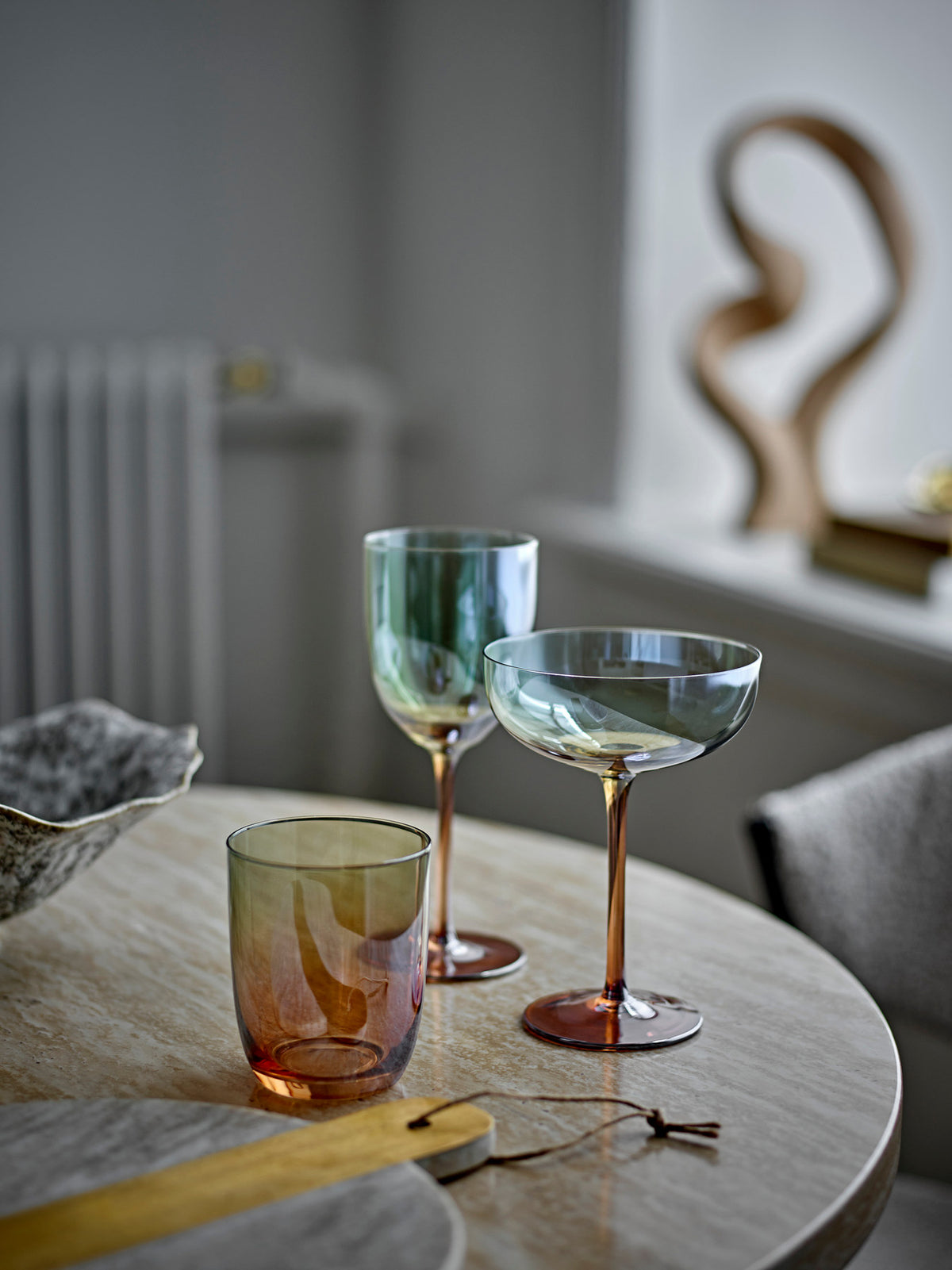 Villette Schneidebrett von Bloomingville in Beige aus Marmor mit breitem Messingstreifen und Juteschnur zum Aufhängen, rechteckige Form
