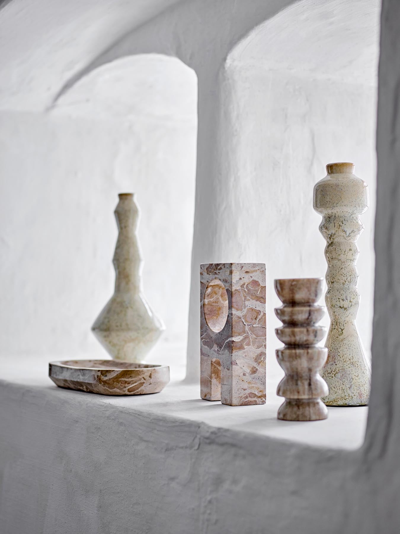 Entdecken Sie das elegante Shao Tablett aus Marmor von Bloomingville. Ein einzigartiges Design-Element für stilvolle Dekoration in Ihrem Zuhause.
