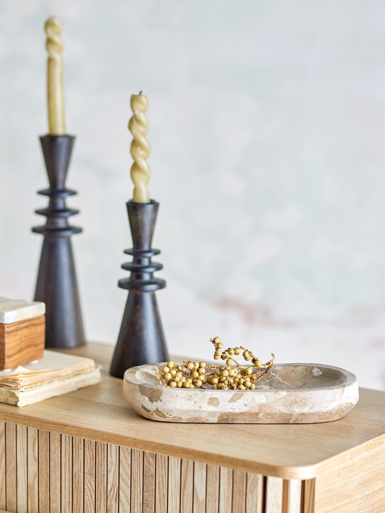 Verleihen Sie Ihrem Zuhause mit dem Shao Tablett von Bloomingville aus edlem Marmor in Naturtönen einen Hauch von Eleganz und Individualität.