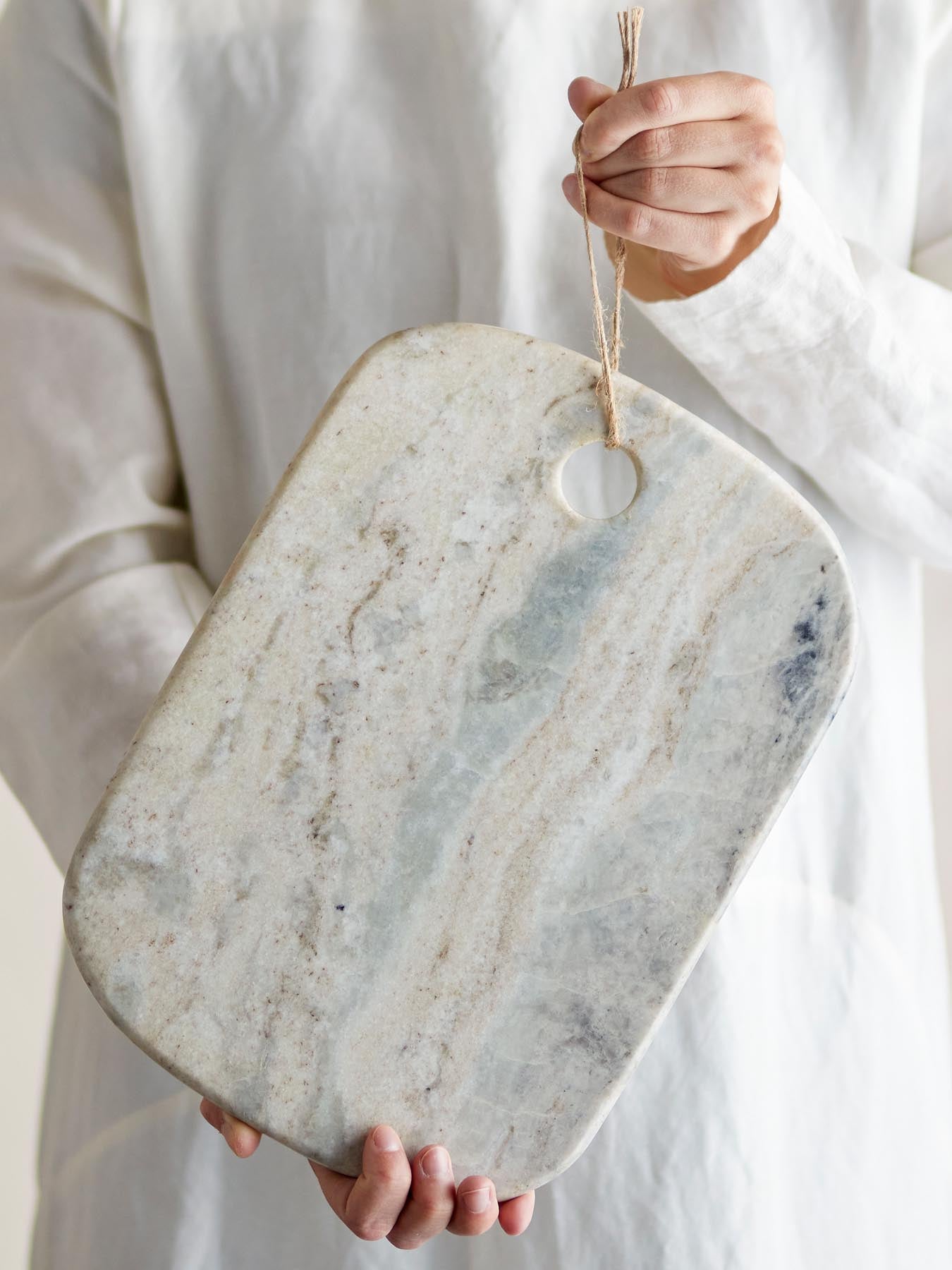 Verleihen Sie Ihrer Küche mit dem Sibelle Schneidebrett aus hochwertigem Marmor von Bloomingville einen Hauch von Eleganz und Funktionalität.
