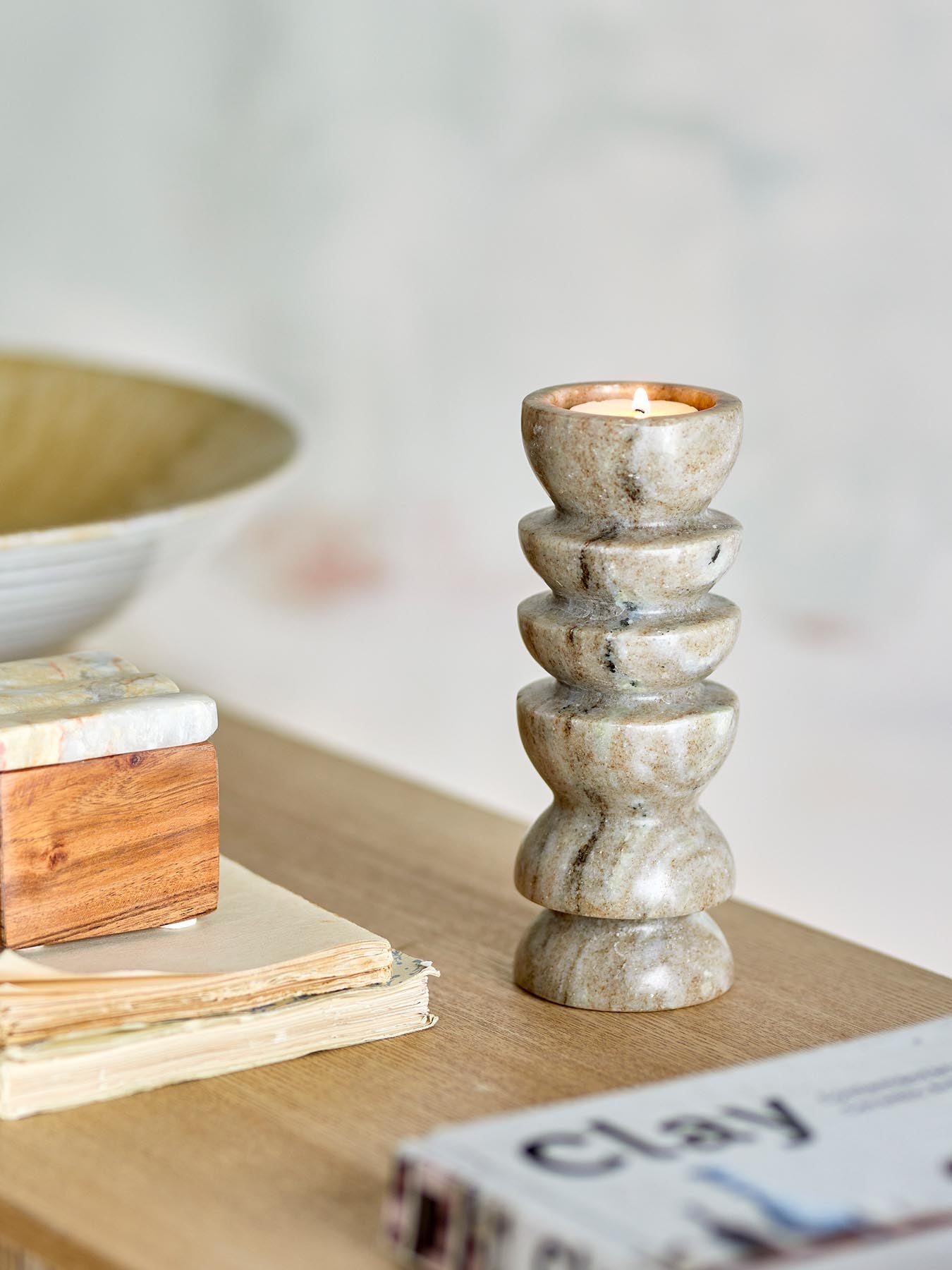 Entdecken Sie den eleganten Tasya Teelichthalter aus Naturmarmor von Bloomingville. Einzigartiges Design, warme Brauntöne und vielseitige Einsatzmöglichkeiten für Ihr Zuhause.