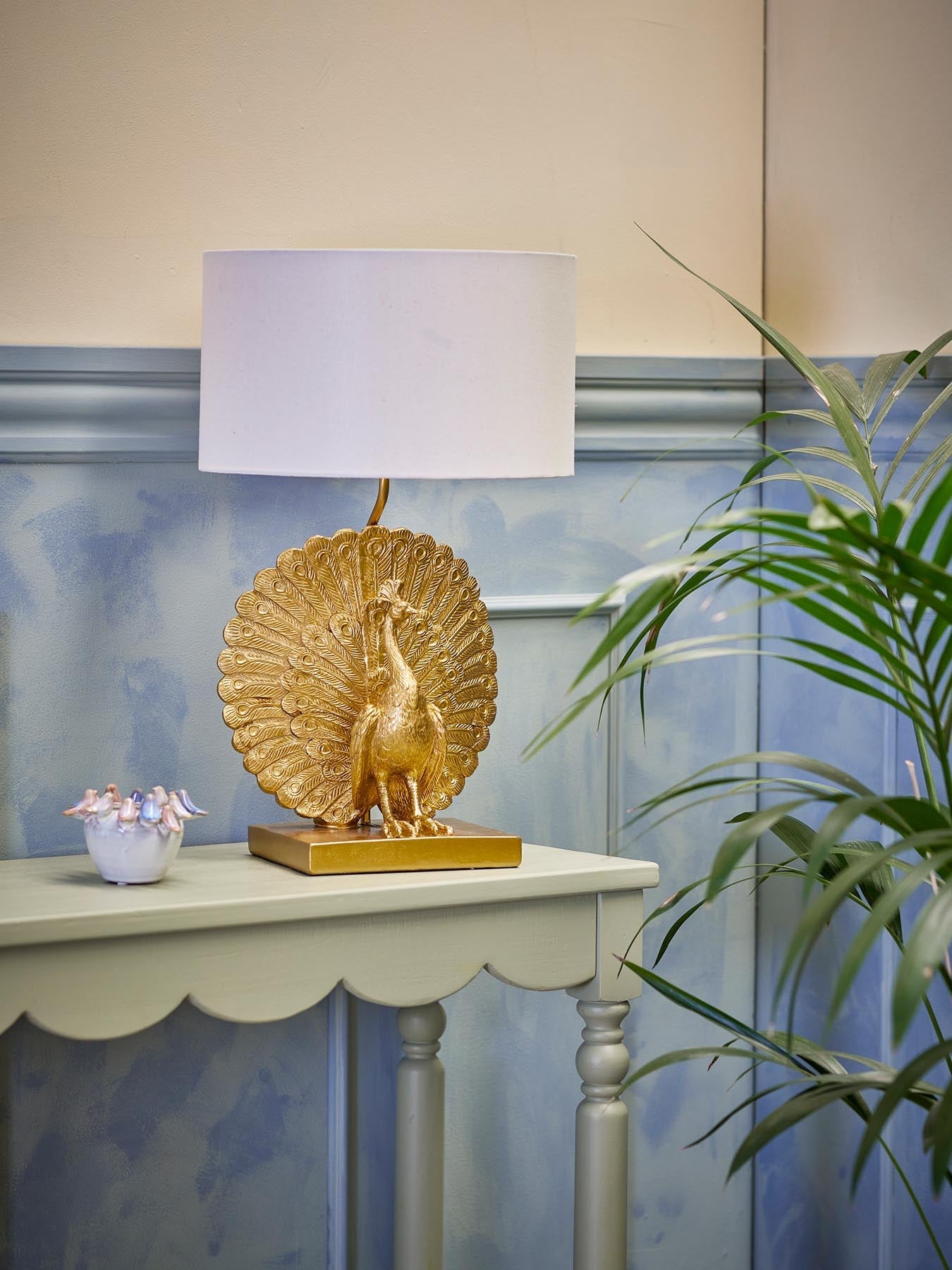 Peacock Tischlampe, Gold, Polyresin in Gold präsentiert im Onlineshop von KAQTU Design AG. Tischleuchte ist von Creative Collection