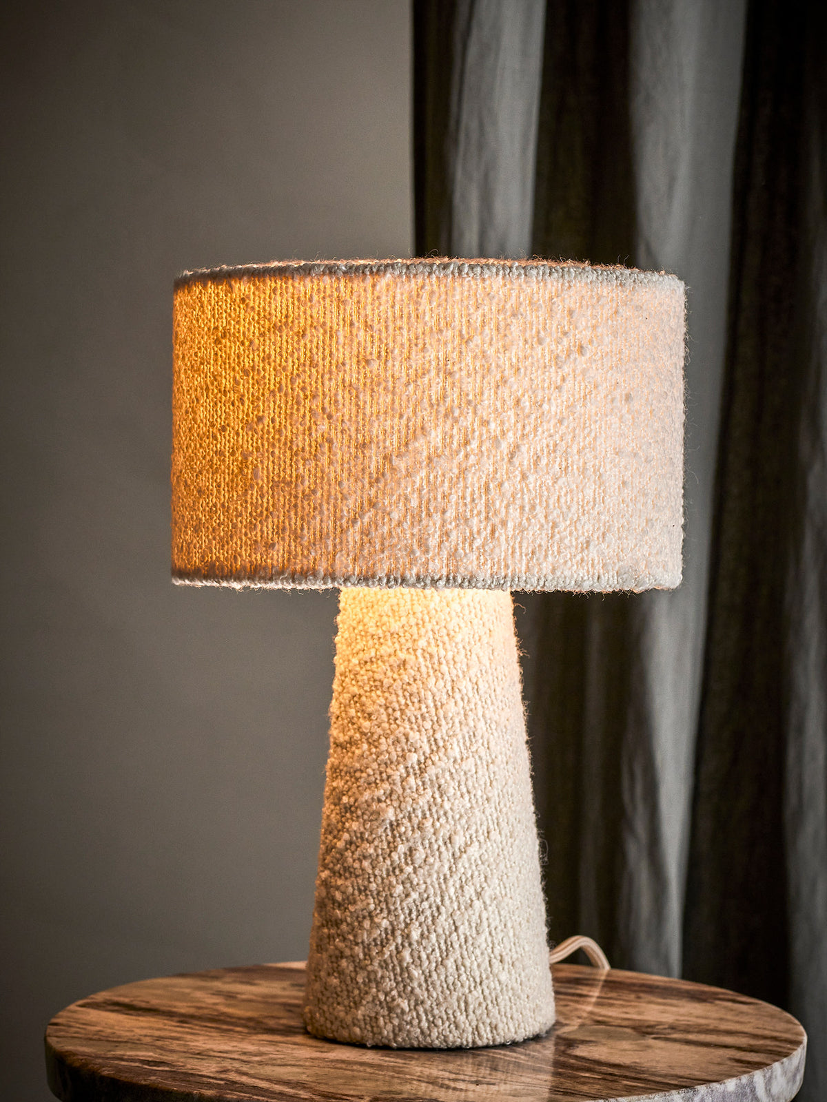 Emmie Tischlampe, Weiss, Polyester in Weiss präsentiert im Onlineshop von KAQTU Design AG. Tischleuchte ist von Bloomingville
