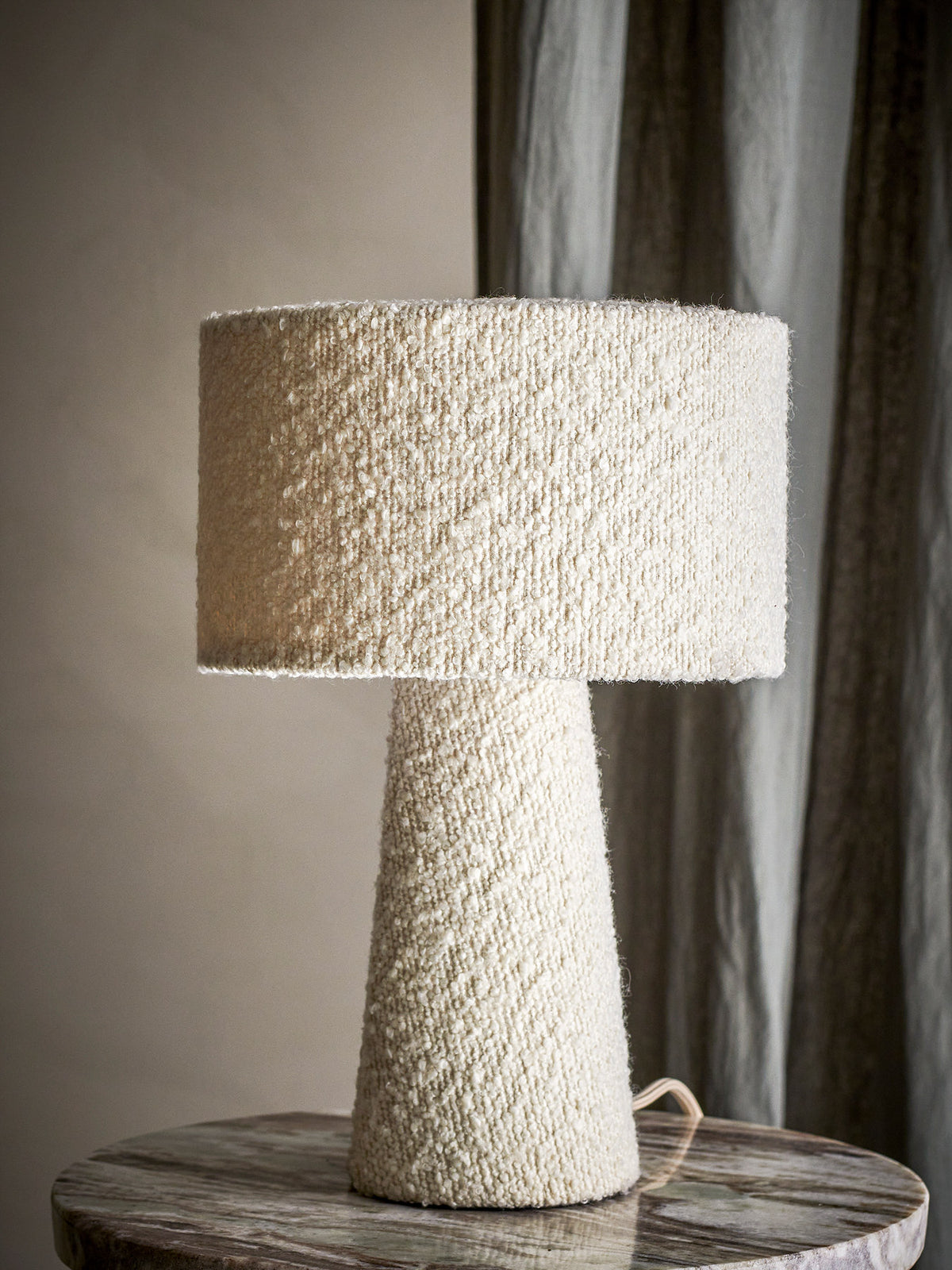 Emmie Tischlampe, Weiss, Polyester in Weiss präsentiert im Onlineshop von KAQTU Design AG. Tischleuchte ist von Bloomingville