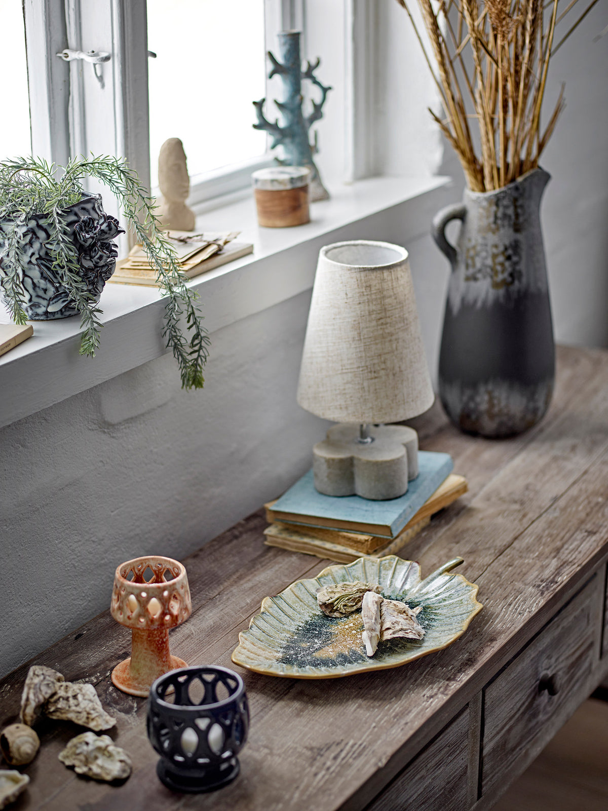 Tischlampe Foglio in Beige von Creative Collection mit rundem Sockel aus strukturiertem Polyresin und textilem Lampenschirm aus Leinen.