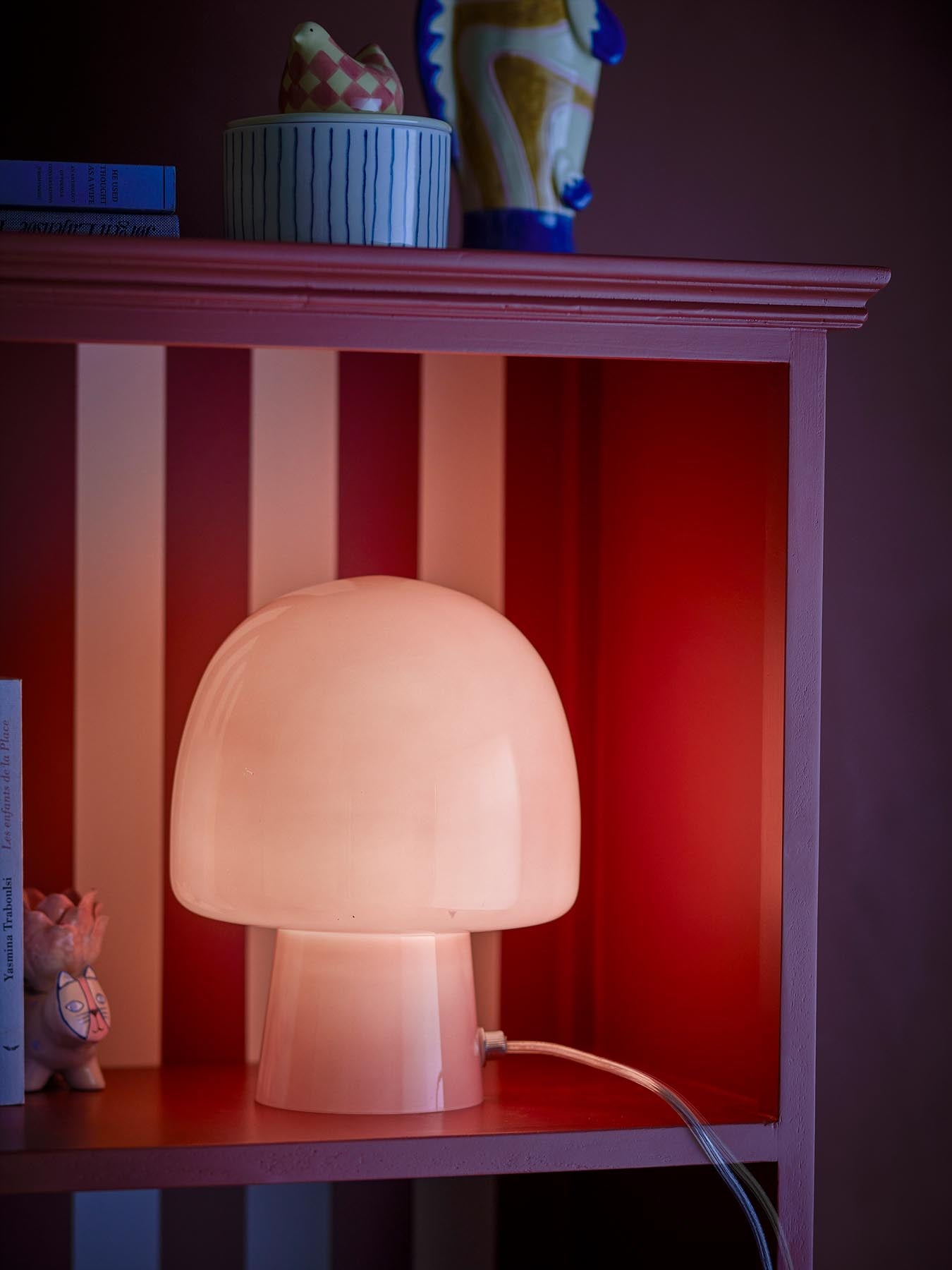 Entdecken Sie die Paddy Tischlampe von Bloomingville in elegantem Rosaglas. Perfekte Beleuchtung für jeden Raum, stilvoll und modern.