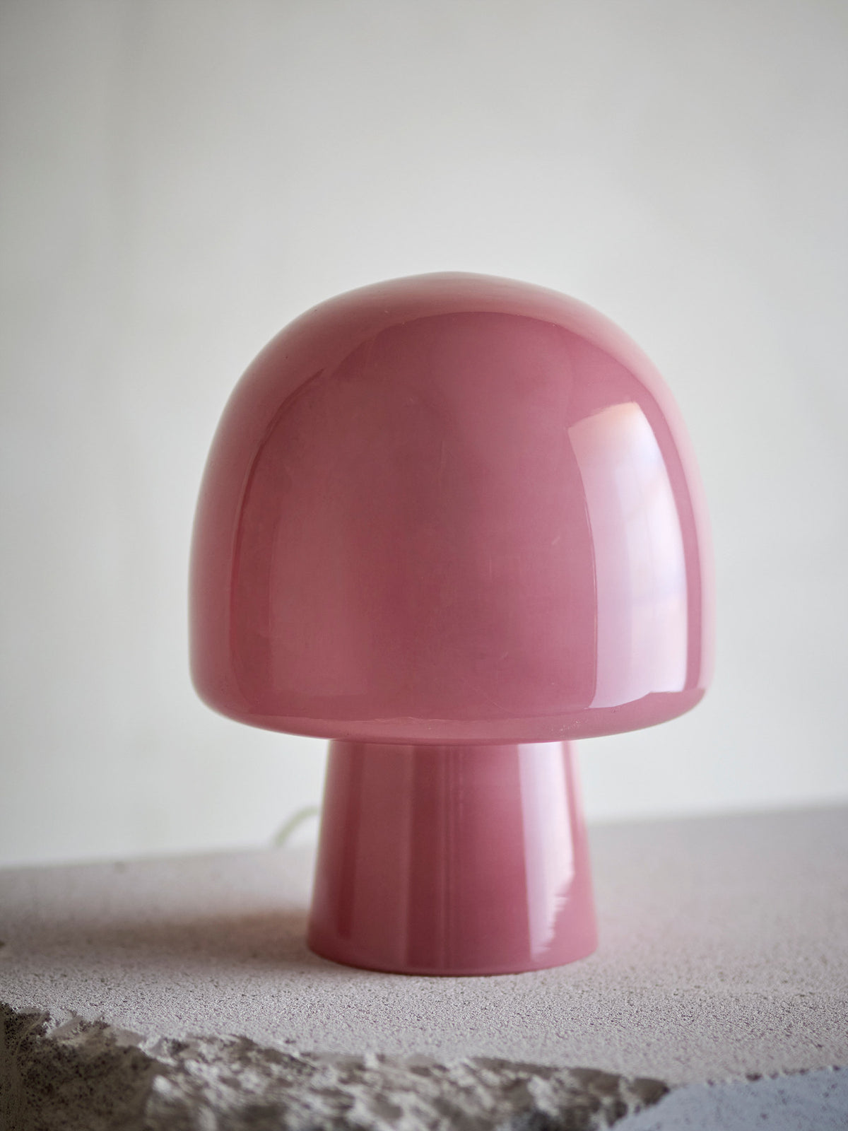 Paddy Tischlampe, Rose, Glas in Rose präsentiert im Onlineshop von KAQTU Design AG. Tischleuchte ist von Bloomingville