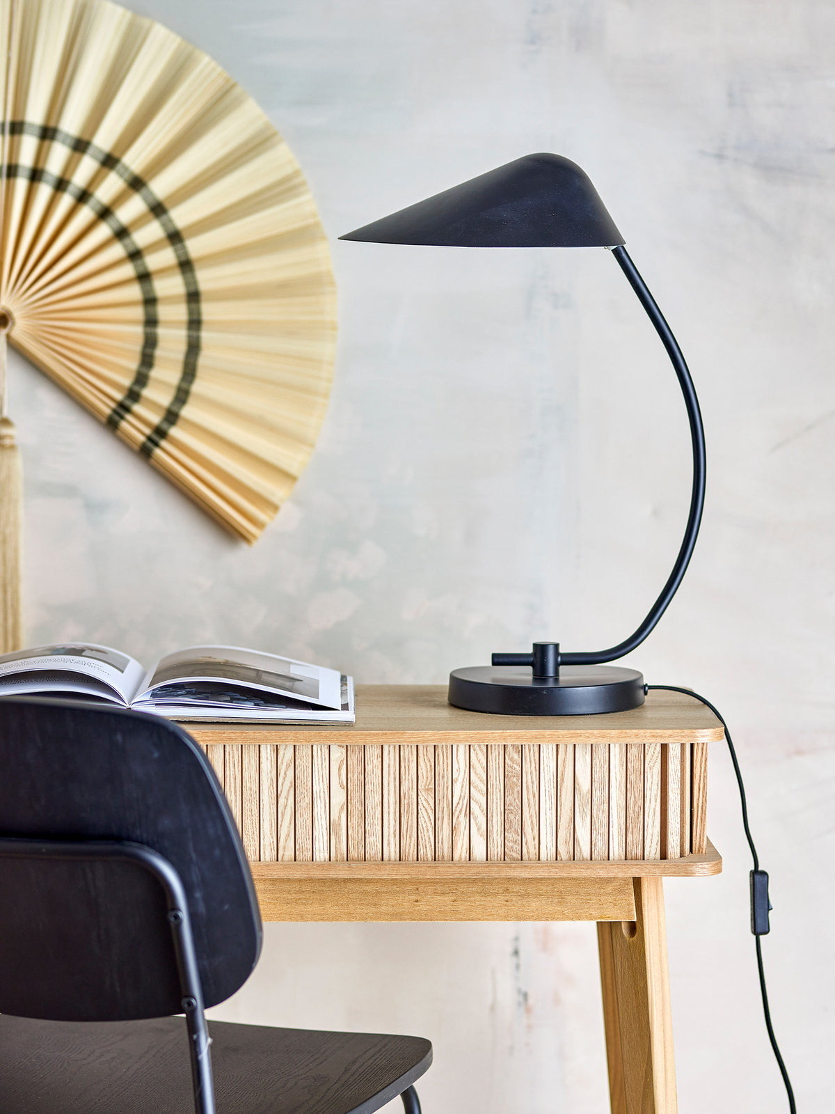 Nisella Schreibtischlampe, Schwarz, Metall in Schwarz präsentiert im Onlineshop von KAQTU Design AG. Tischleuchte ist von Bloomingville