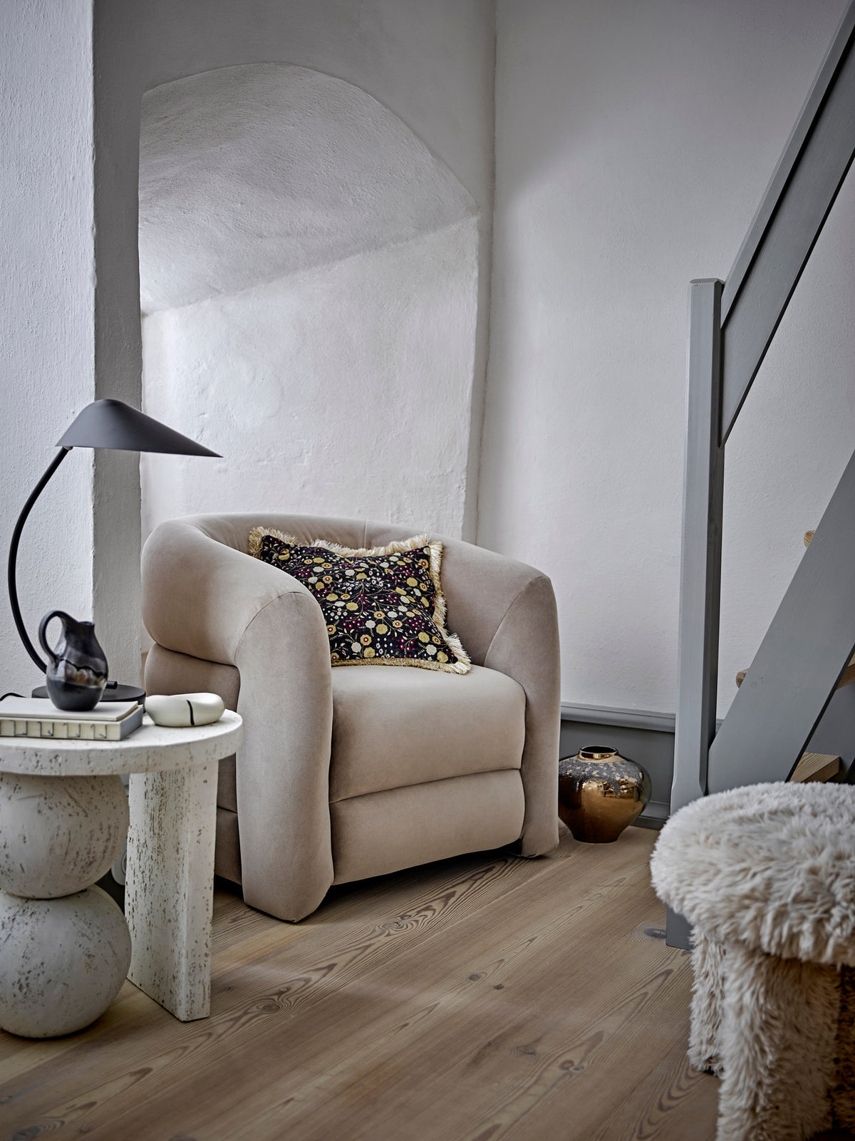 Nisella Schreibtischlampe, Schwarz, Metall in Schwarz präsentiert im Onlineshop von KAQTU Design AG. Tischleuchte ist von Bloomingville