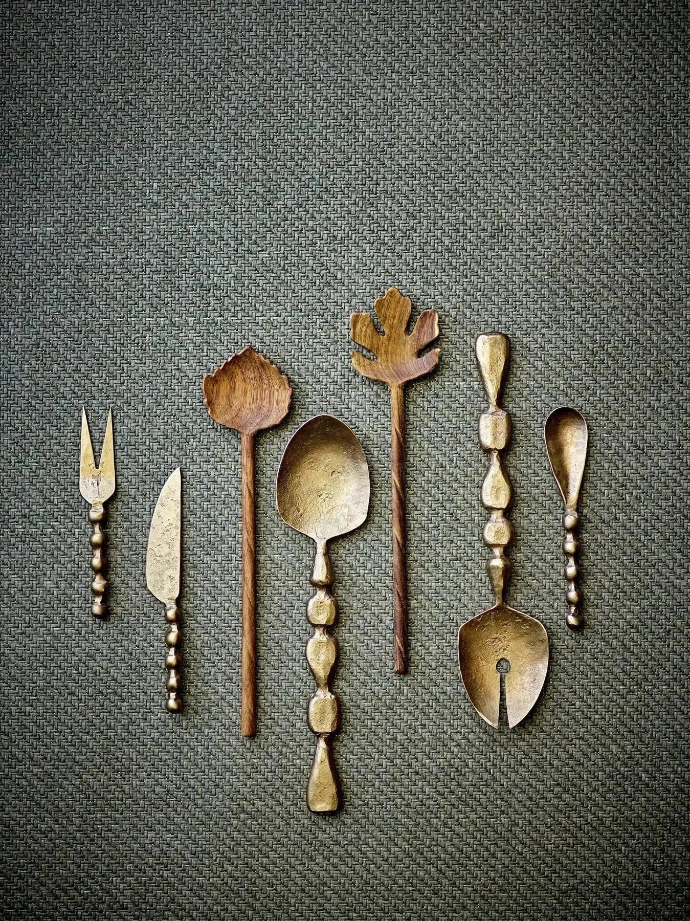 Edi Salatbesteck, Brass, Metall in Messing präsentiert im Onlineshop von KAQTU Design AG. Aufbewahrungsdose ist von Bloomingville