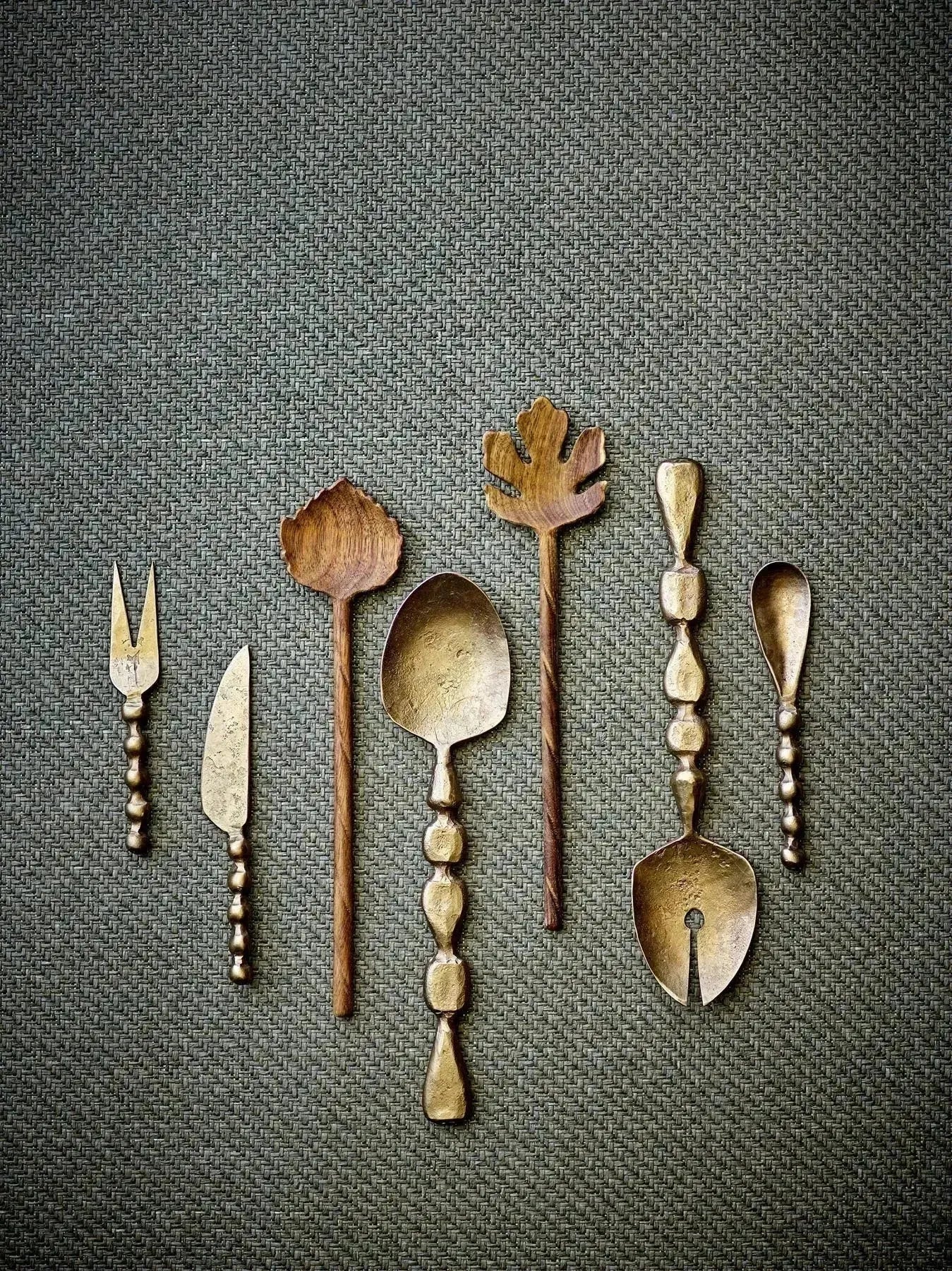 Edi Salatbesteck, Brass, Metall in Messing präsentiert im Onlineshop von KAQTU Design AG. Aufbewahrungsdose ist von Bloomingville