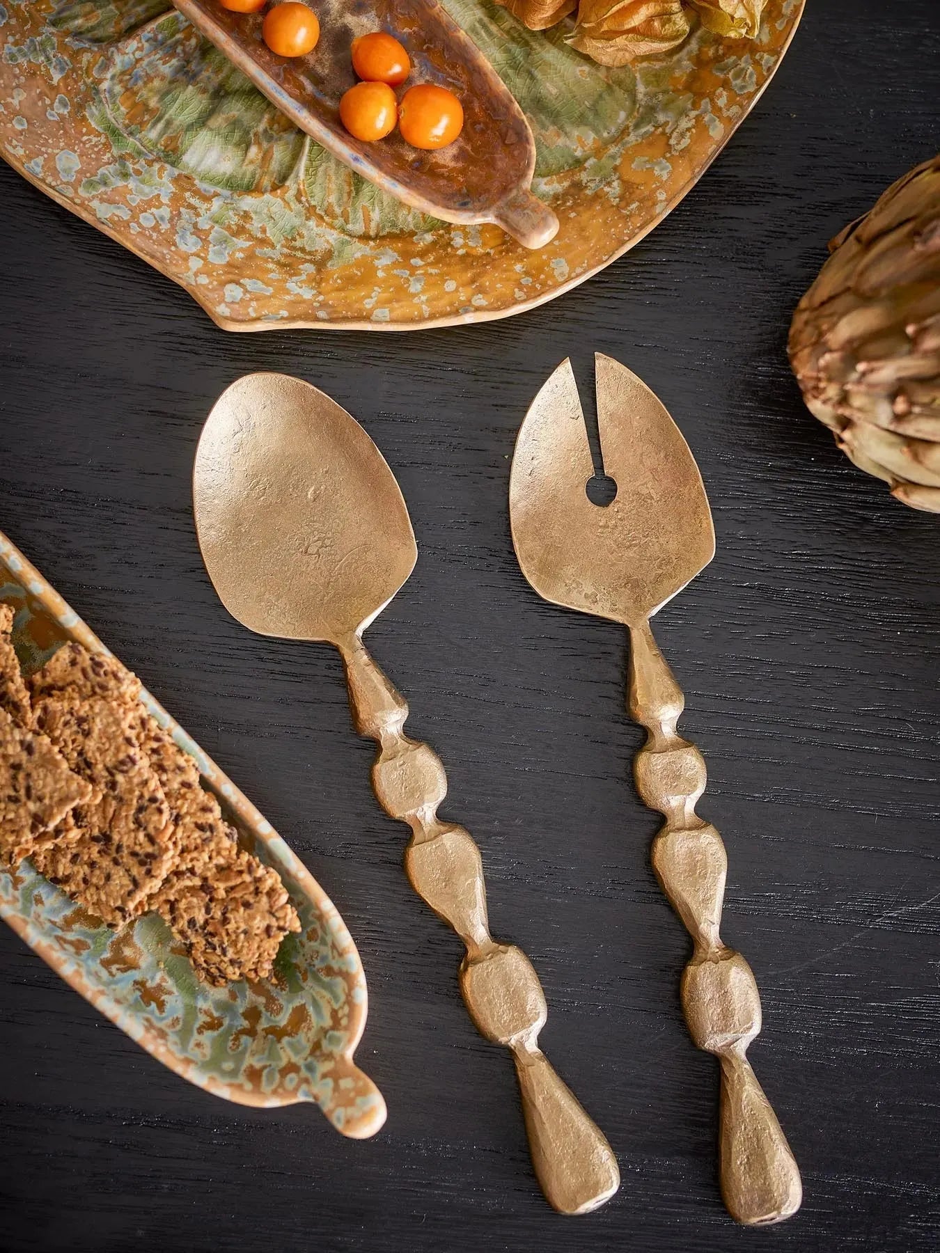Edi Salatbesteck, Brass, Metall in Messing präsentiert im Onlineshop von KAQTU Design AG. Aufbewahrungsdose ist von Bloomingville