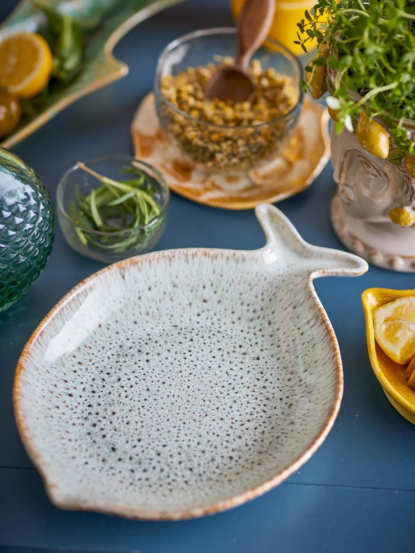 Fleur Servierplatte, Natur, Steingut in Natur präsentiert im Onlineshop von KAQTU Design AG. Tablett ist von Creative Collection