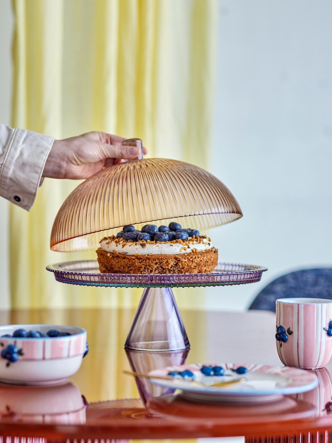 Tayo Kuchenteller mit Glocke, Bunt, Glas in Multi präsentiert im Onlineshop von KAQTU Design AG. Tablett ist von Bloomingville
