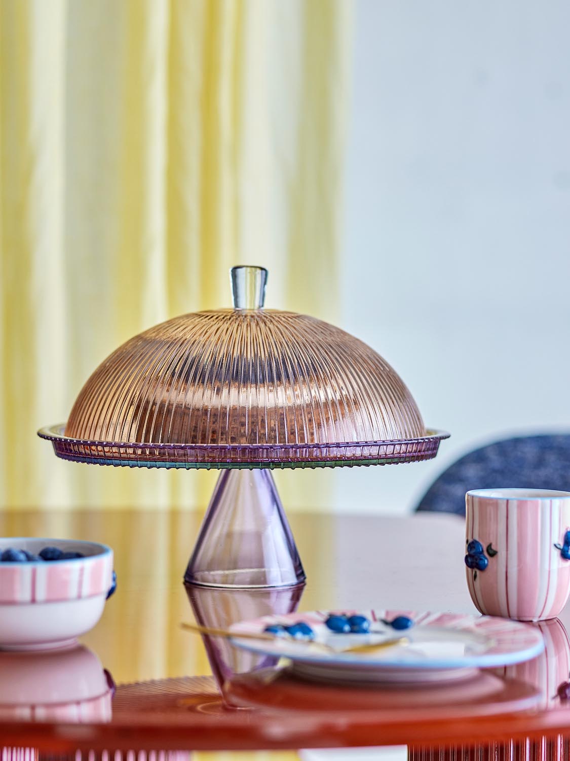 Tayo Kuchenteller mit Glocke, Bunt, Glas in Multi präsentiert im Onlineshop von KAQTU Design AG. Tablett ist von Bloomingville