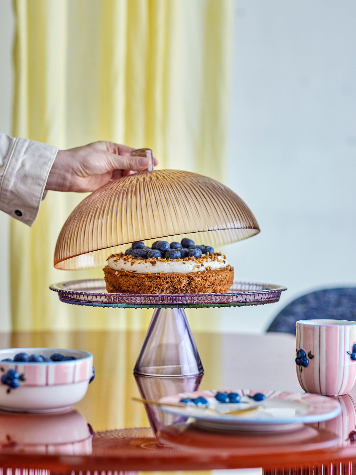 Tayo Kuchenteller mit Glocke, Bunt, Glas in Multi präsentiert im Onlineshop von KAQTU Design AG. Tablett ist von Bloomingville