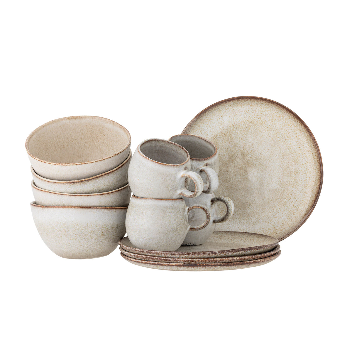 Sandrine Frühstück Set in Beige von Bloomingville: Tassen, Schalen und Teller aus Steingut mit unregelmässigen Kanten und glänzender Glasur.