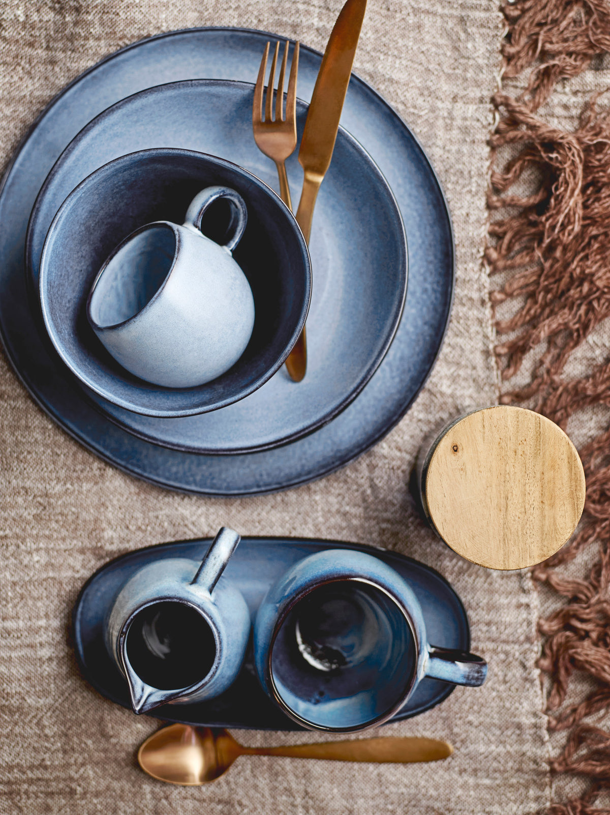 Sandrine Frühstück Set, Blau, Steingut in Blau präsentiert im Onlineshop von KAQTU Design AG. Geschirrset ist von Bloomingville