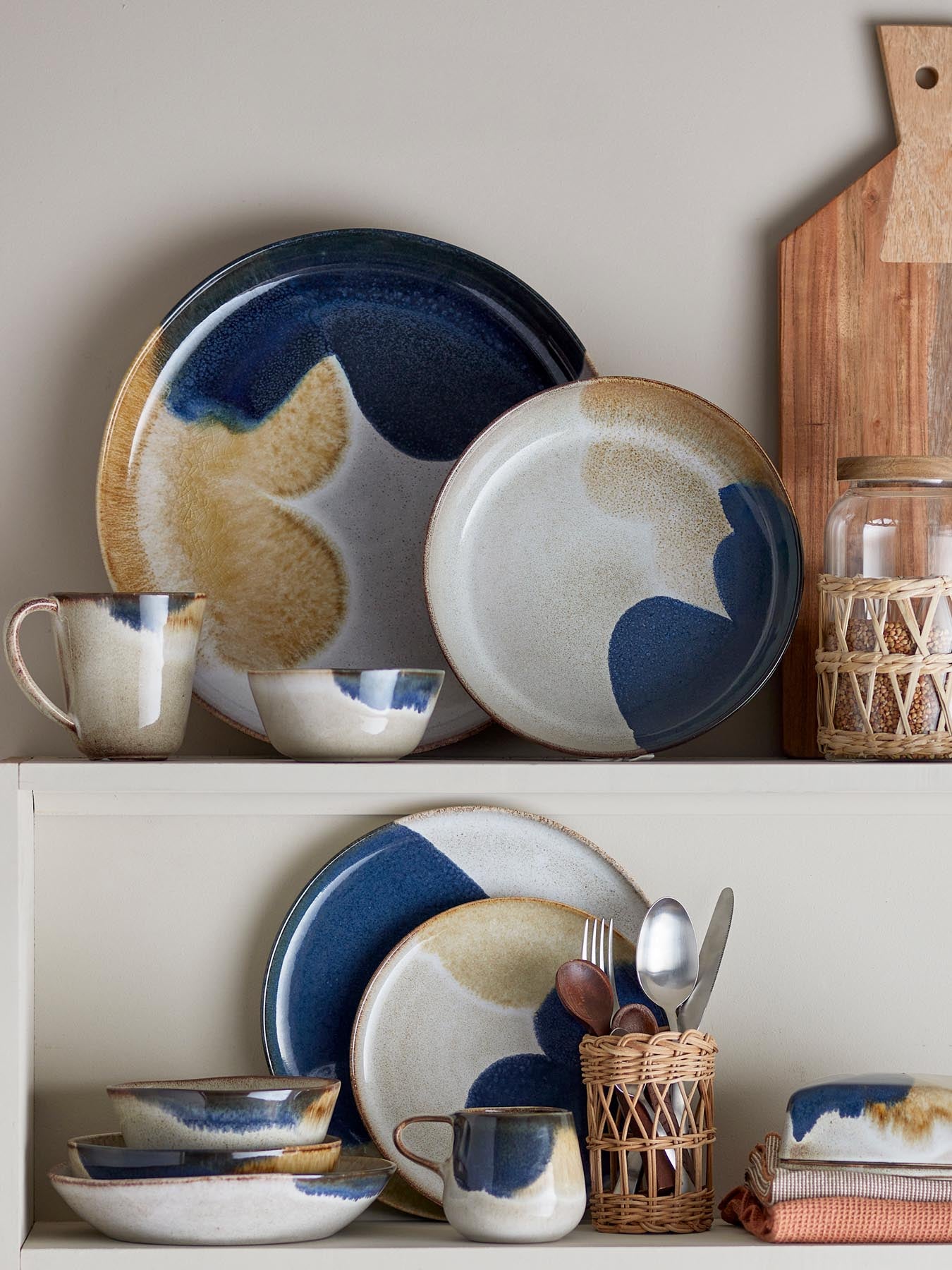 Jules Frühstück Set, Grau, Steingut in Grau präsentiert im Onlineshop von KAQTU Design AG. Geschirr ist von Bloomingville
