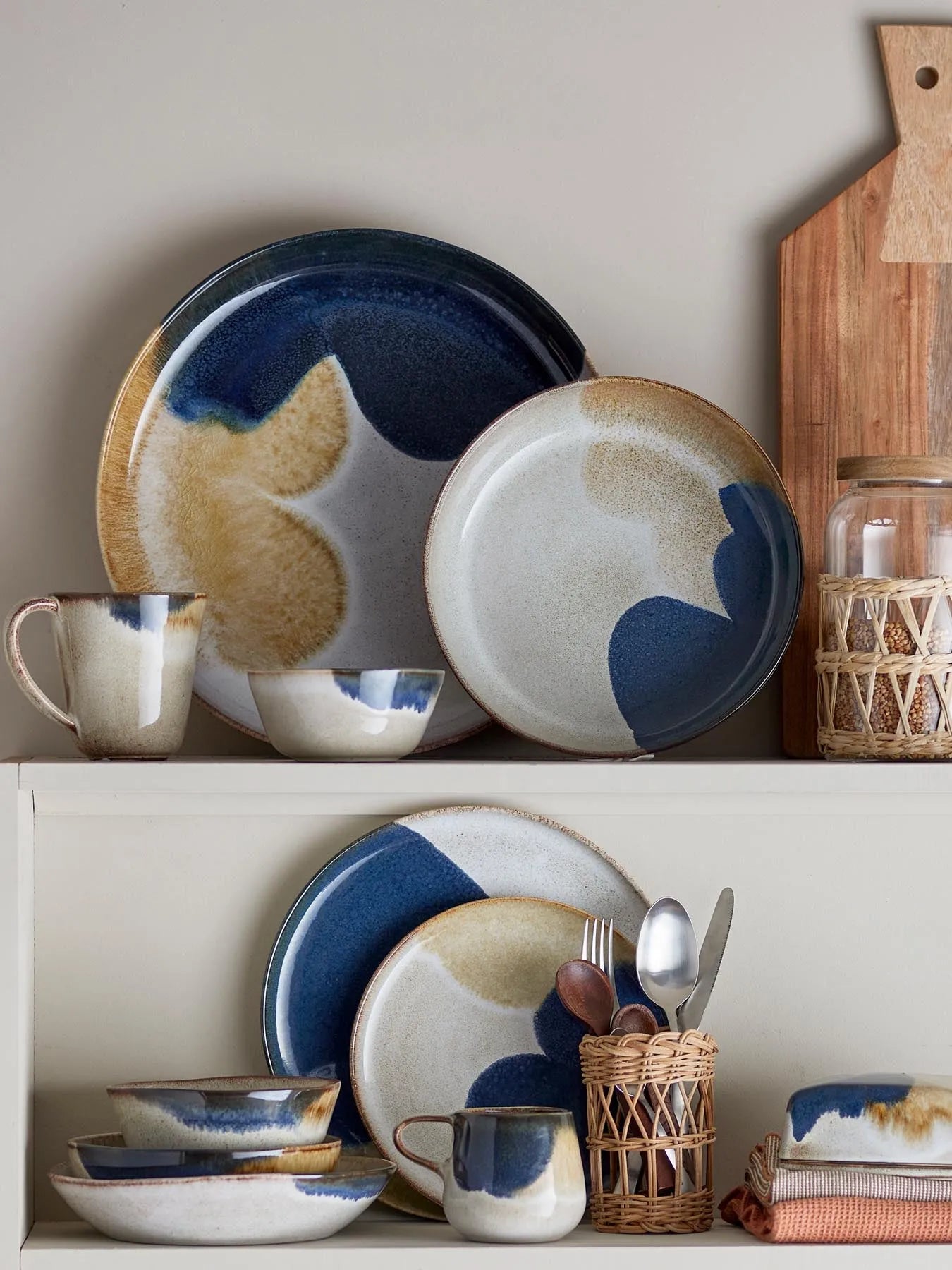 Jules Frühstück Set, Grau, Steingut in Grau präsentiert im Onlineshop von KAQTU Design AG. Geschirr ist von Bloomingville