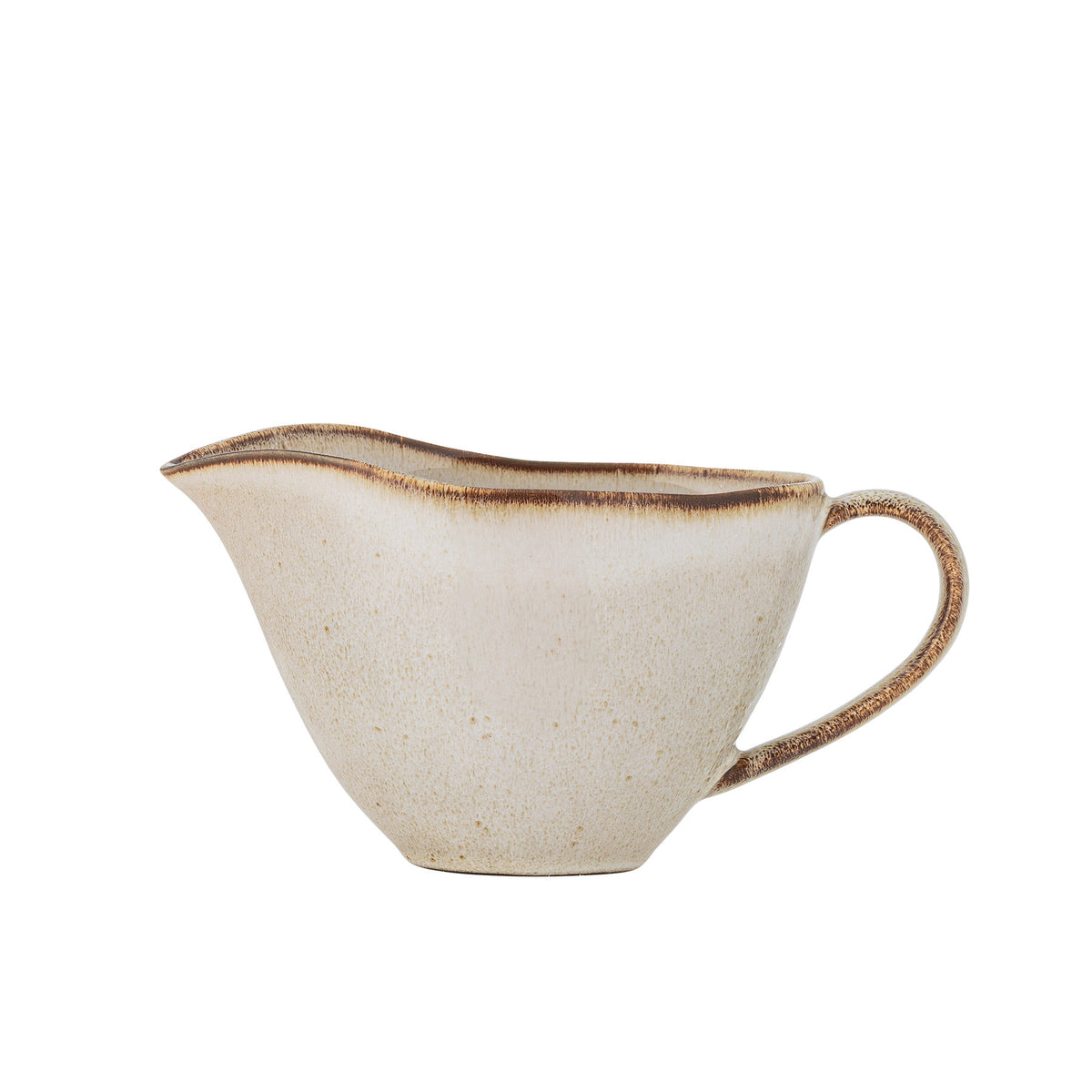 Beige Sauciere aus Steingut mit organischer Form, Henkel und Ausgiesser, reaktive Glasur, Serie Sandrine von Bloomingville auf hellem Hintergrund.