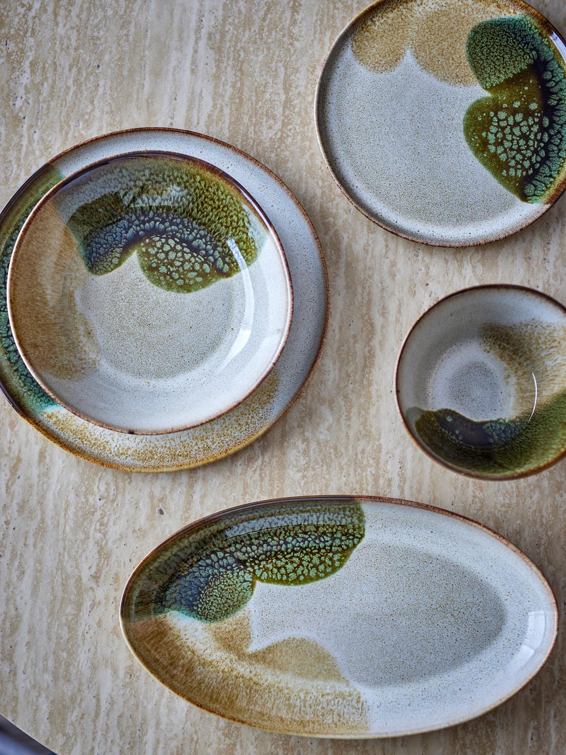 Jules Servierplatte, Grün, Steingut in Green präsentiert im Onlineshop von KAQTU Design AG. Käsezubehör ist von Bloomingville