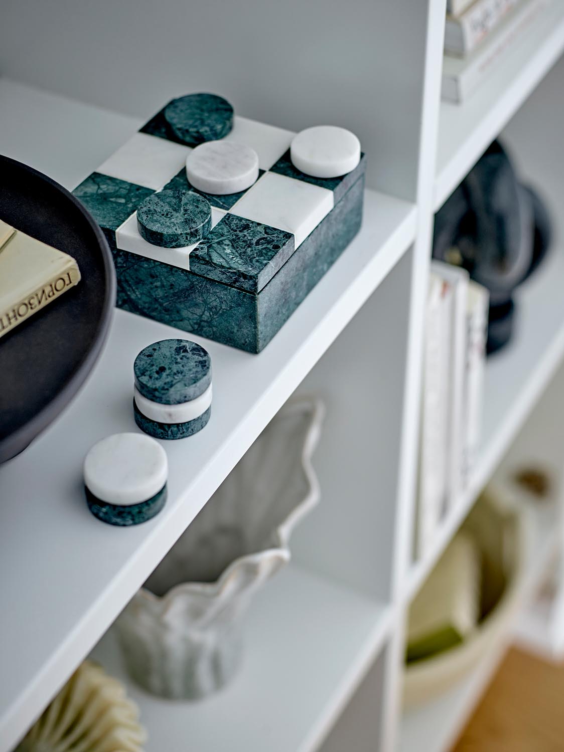 Aske Drei gewinnt, Grün, Marmor in Green präsentiert im Onlineshop von KAQTU Design AG. Kunstgegenstände ist von Bloomingville