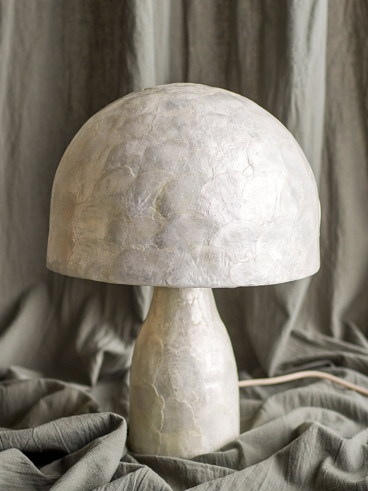 Adria Tischlampe, Natur, Mother of pearl in Nature präsentiert im Onlineshop von KAQTU Design AG. Tischleuchte ist von Bloomingville