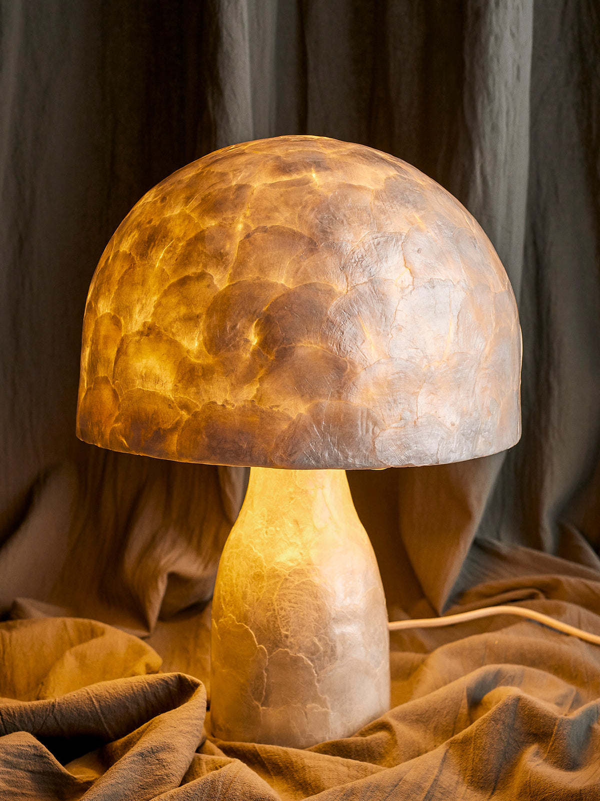 Adria Tischlampe, Natur, Mother of pearl in Nature präsentiert im Onlineshop von KAQTU Design AG. Tischleuchte ist von Bloomingville