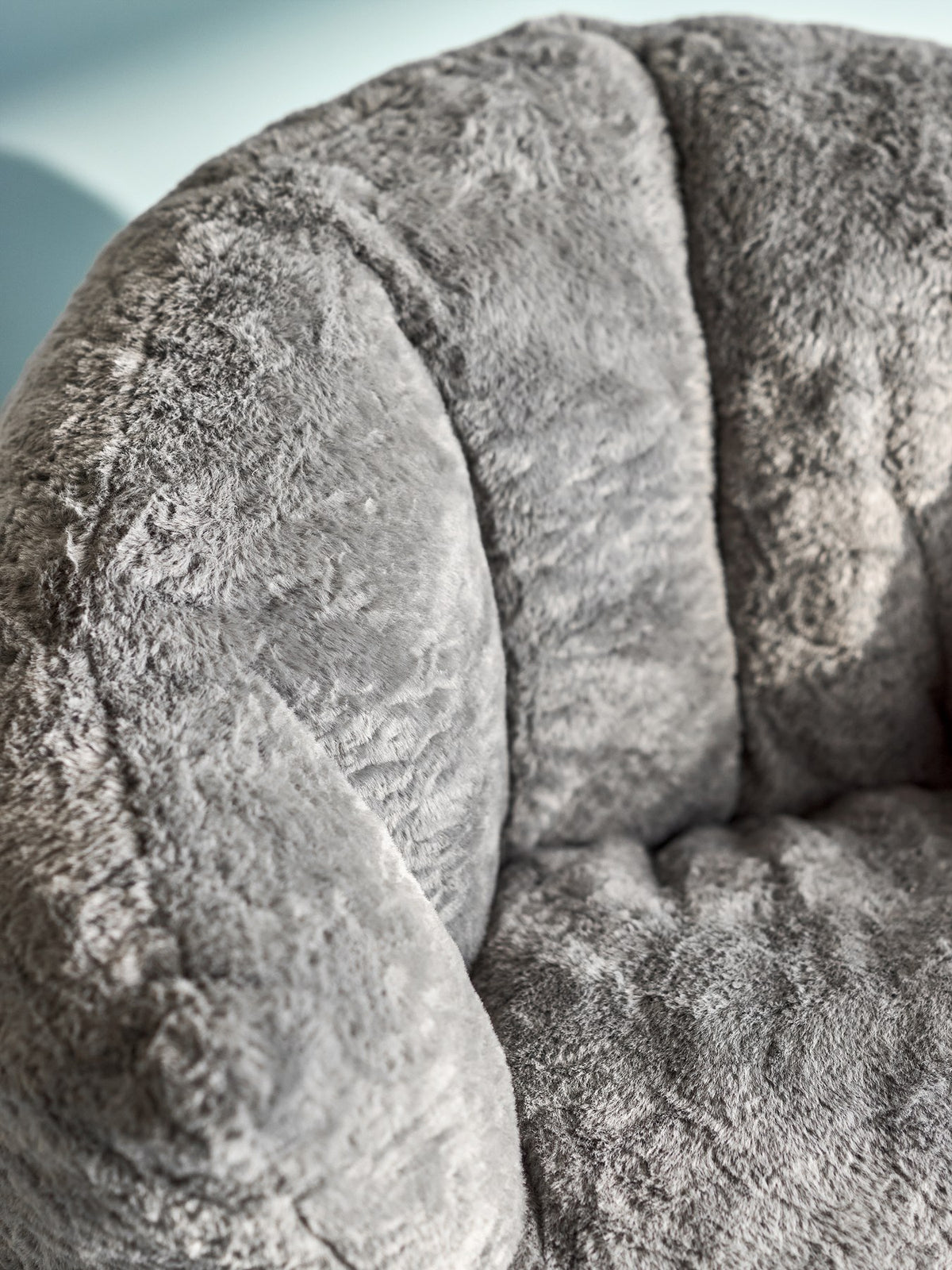 Grauer Loungesessel Kari aus gewebtem Polyester mit runder, stark gepolsterter Silhouette und voluminöser Form für das Kinderzimmer.