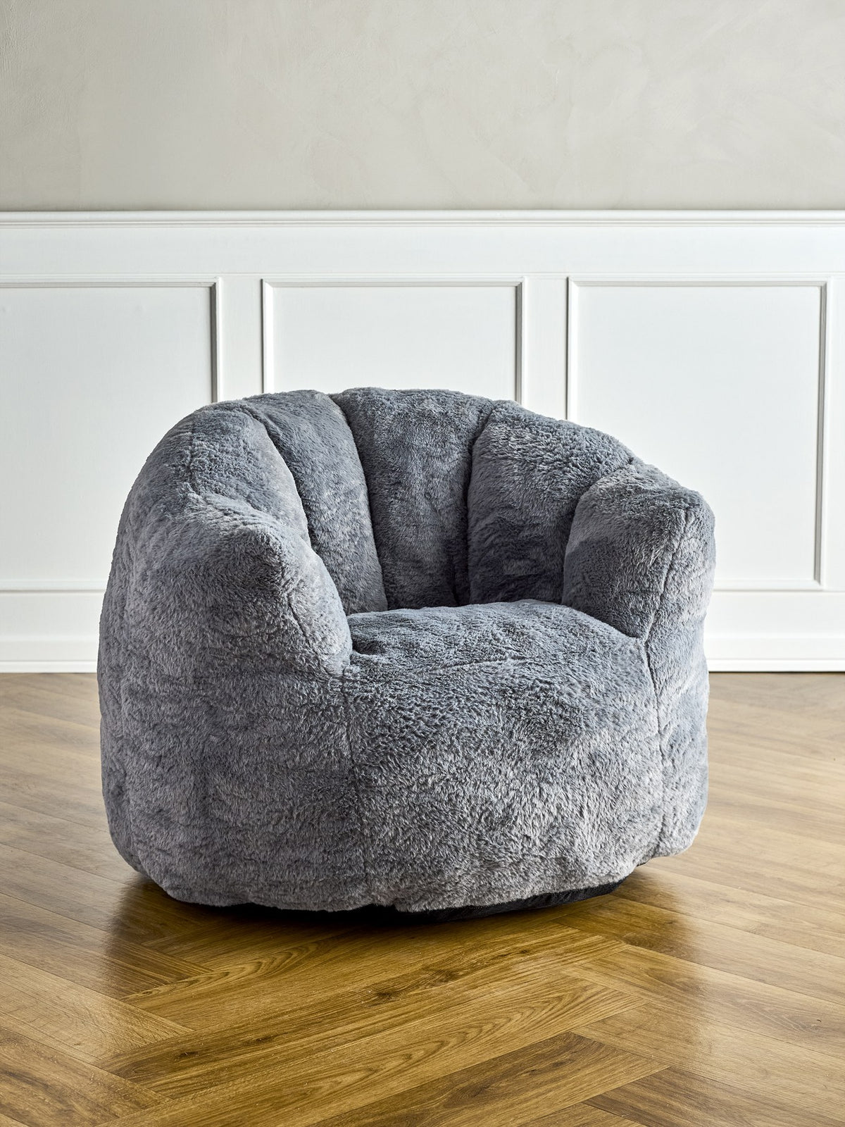 Grauer Loungesessel Kari aus gewebtem Polyester mit runder, stark gepolsterter Silhouette und voluminöser Form für das Kinderzimmer.