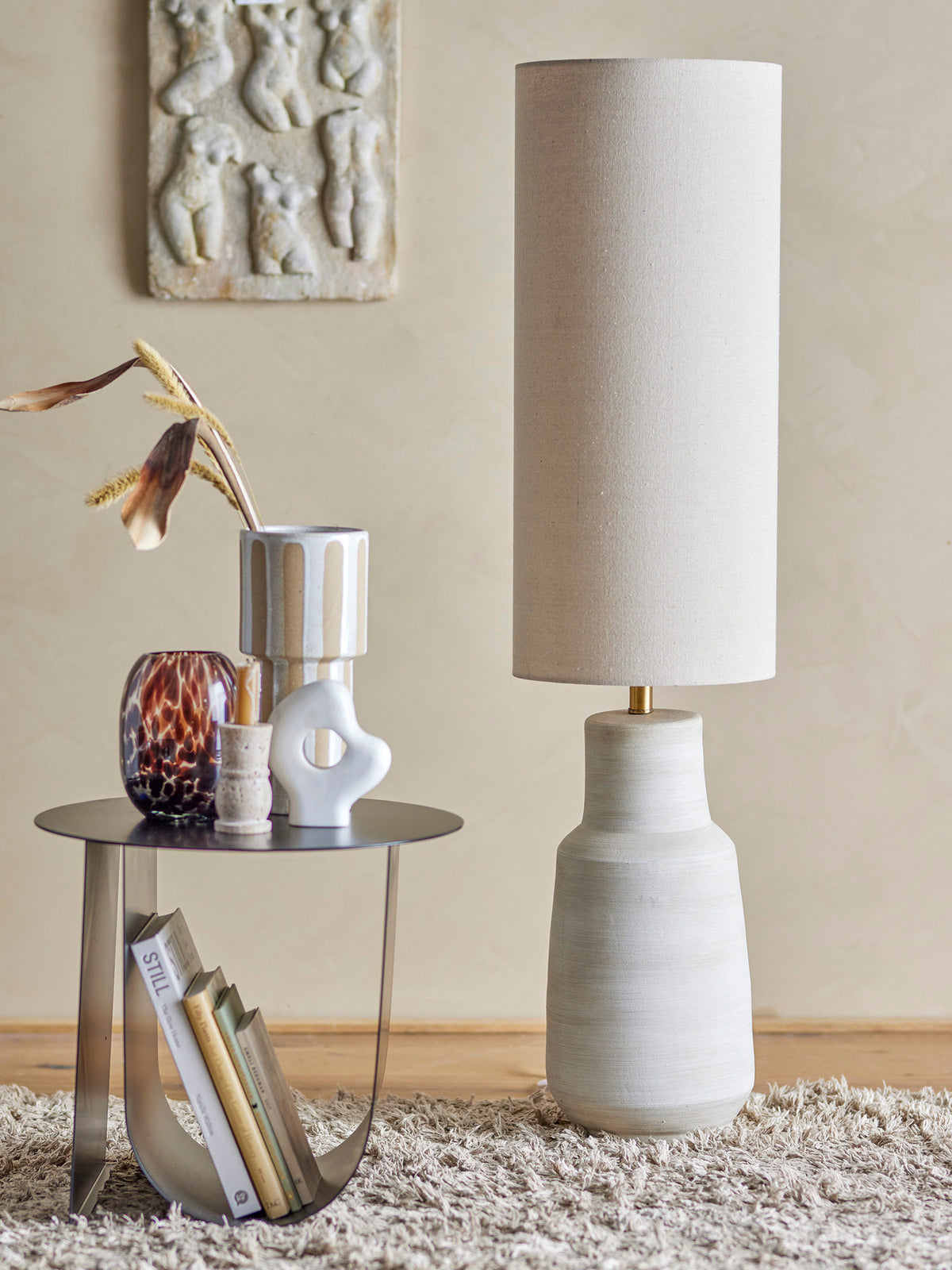 Linetta Stehlampe, Weiá, Steingut in White präsentiert im Onlineshop von KAQTU Design AG. Stehleuchte ist von Bloomingville