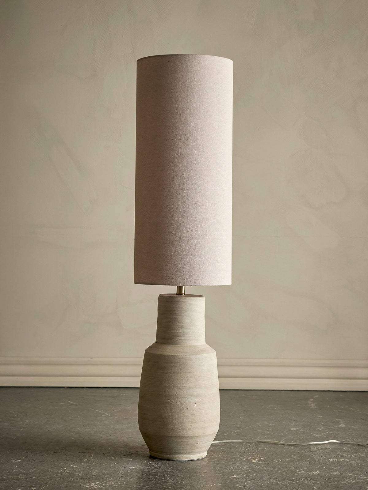 Linetta Stehlampe, Weiá, Steingut in White präsentiert im Onlineshop von KAQTU Design AG. Stehleuchte ist von Bloomingville
