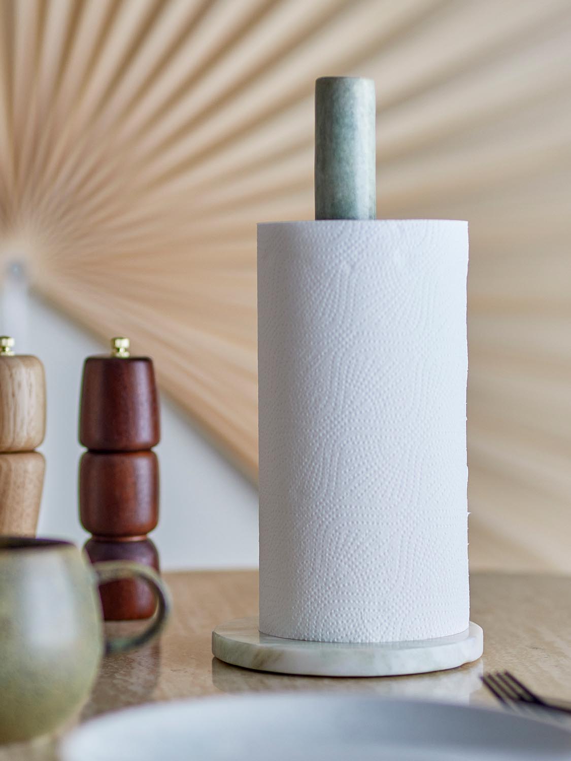 Emy Küchenrollenständer, Grün, Marmor in Green präsentiert im Onlineshop von KAQTU Design AG. Käsezubehör ist von Bloomingville