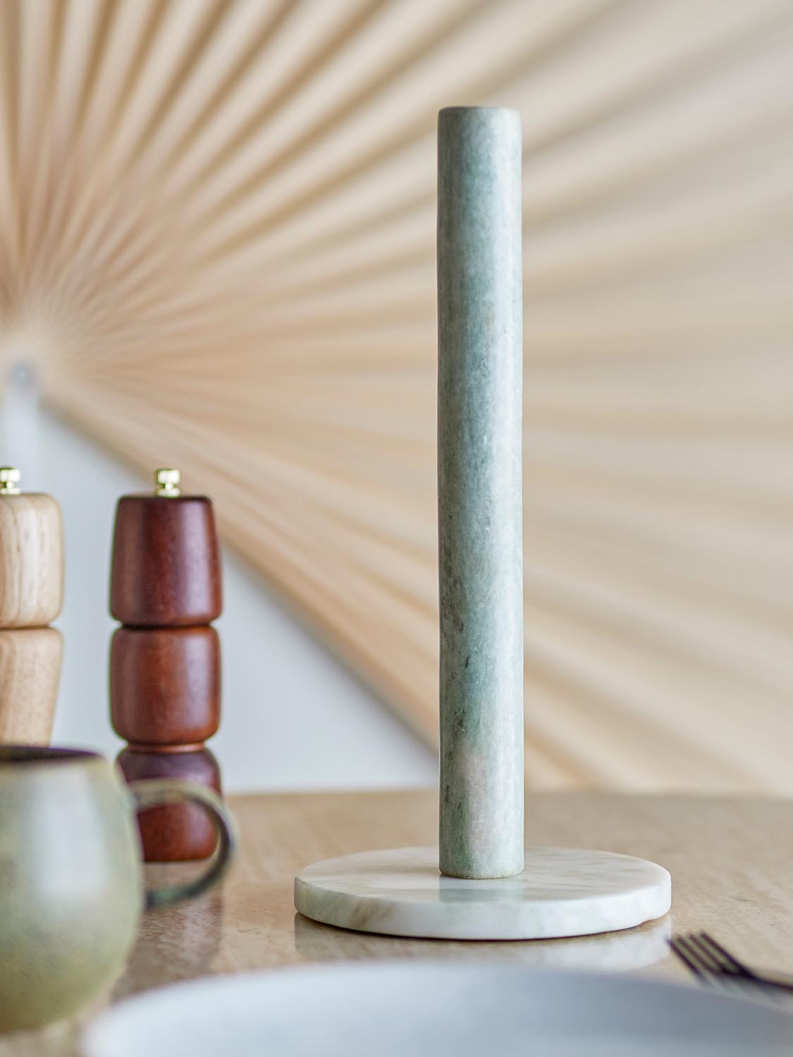 Emy Küchenrollenständer, Grün, Marmor in Green präsentiert im Onlineshop von KAQTU Design AG. Käsezubehör ist von Bloomingville