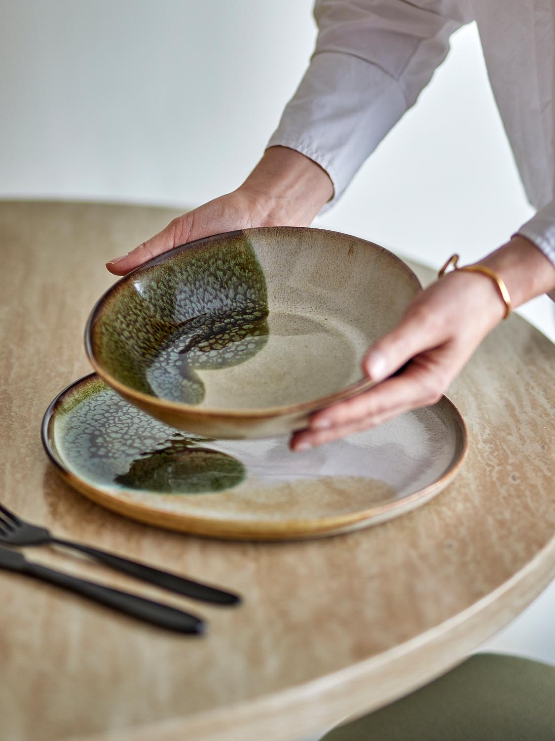 Jules Geschirrset, Grün, Steingut in Green präsentiert im Onlineshop von KAQTU Design AG. Geschirr ist von Bloomingville