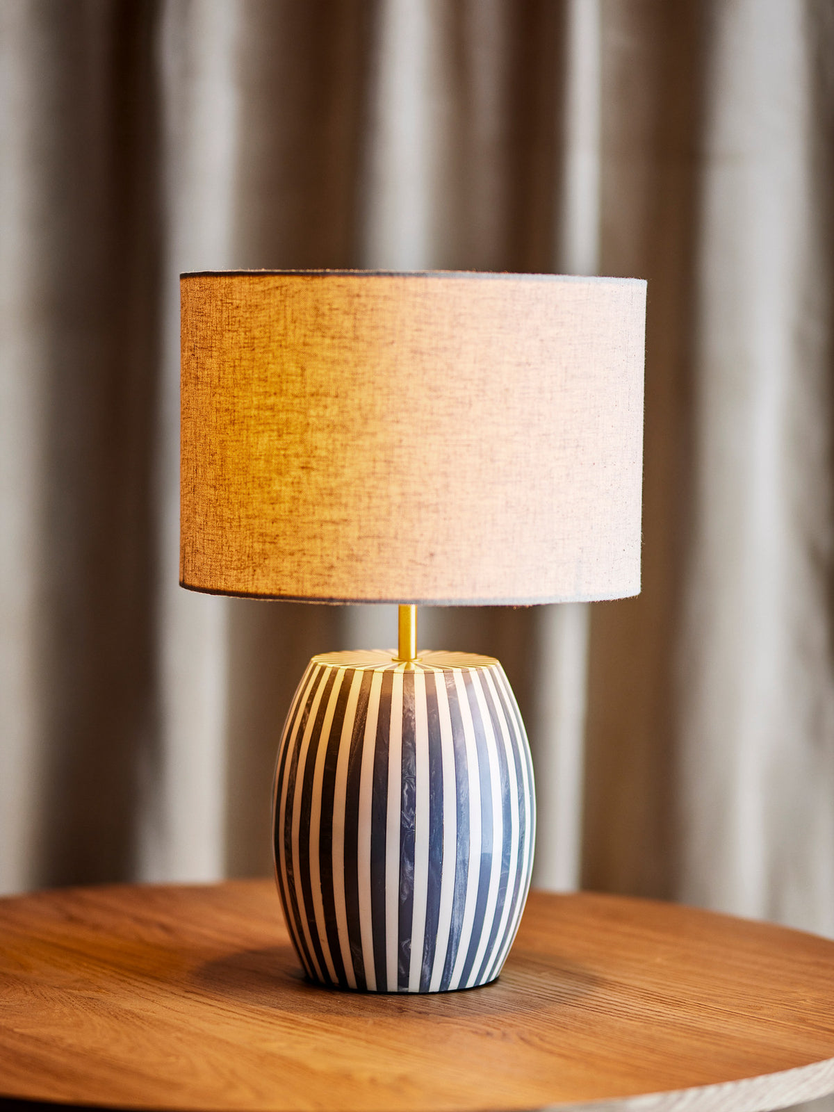Tali Tischlampe, Bunt, Metall in Multi präsentiert im Onlineshop von KAQTU Design AG. Tischleuchte ist von Bloomingville